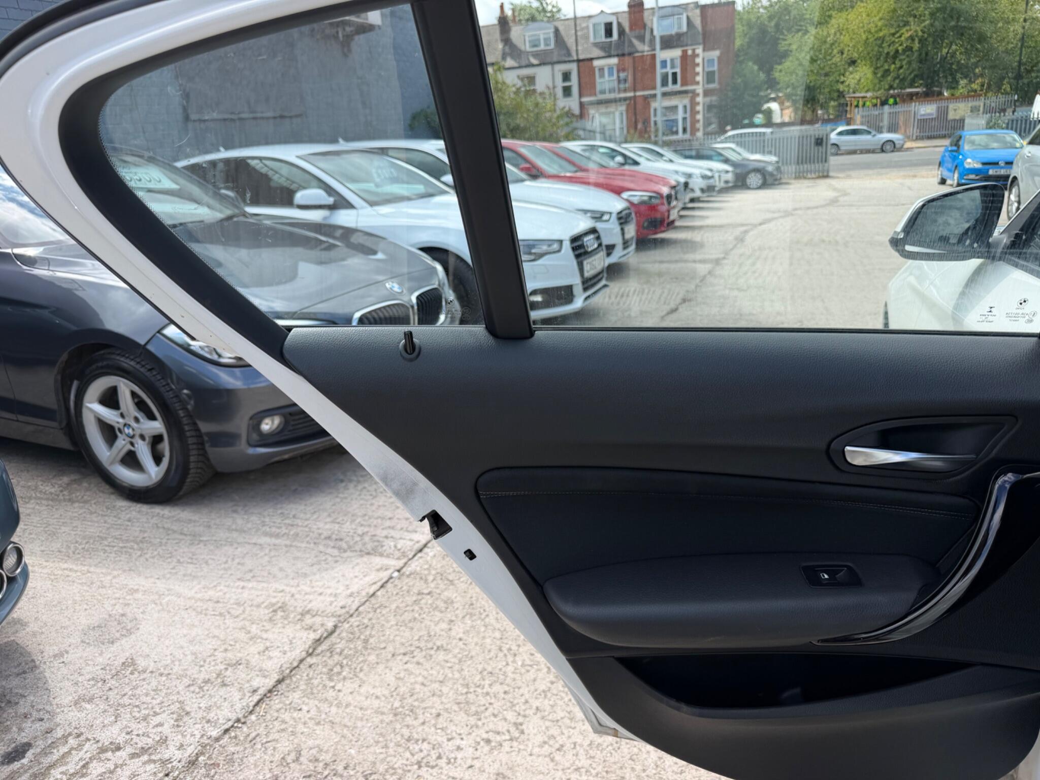 BMW 1 Series view 25