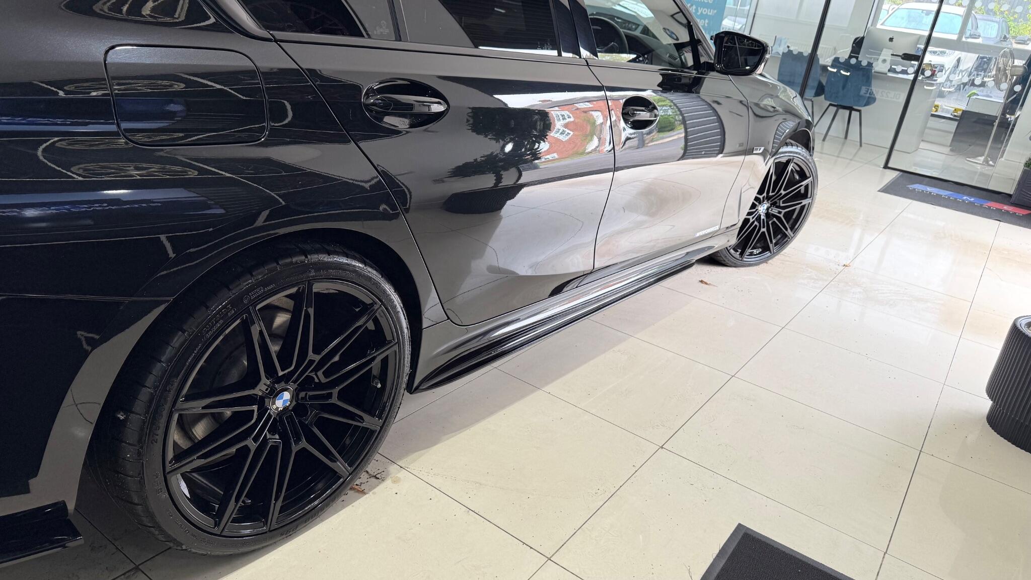 BMW 3 Series view 24