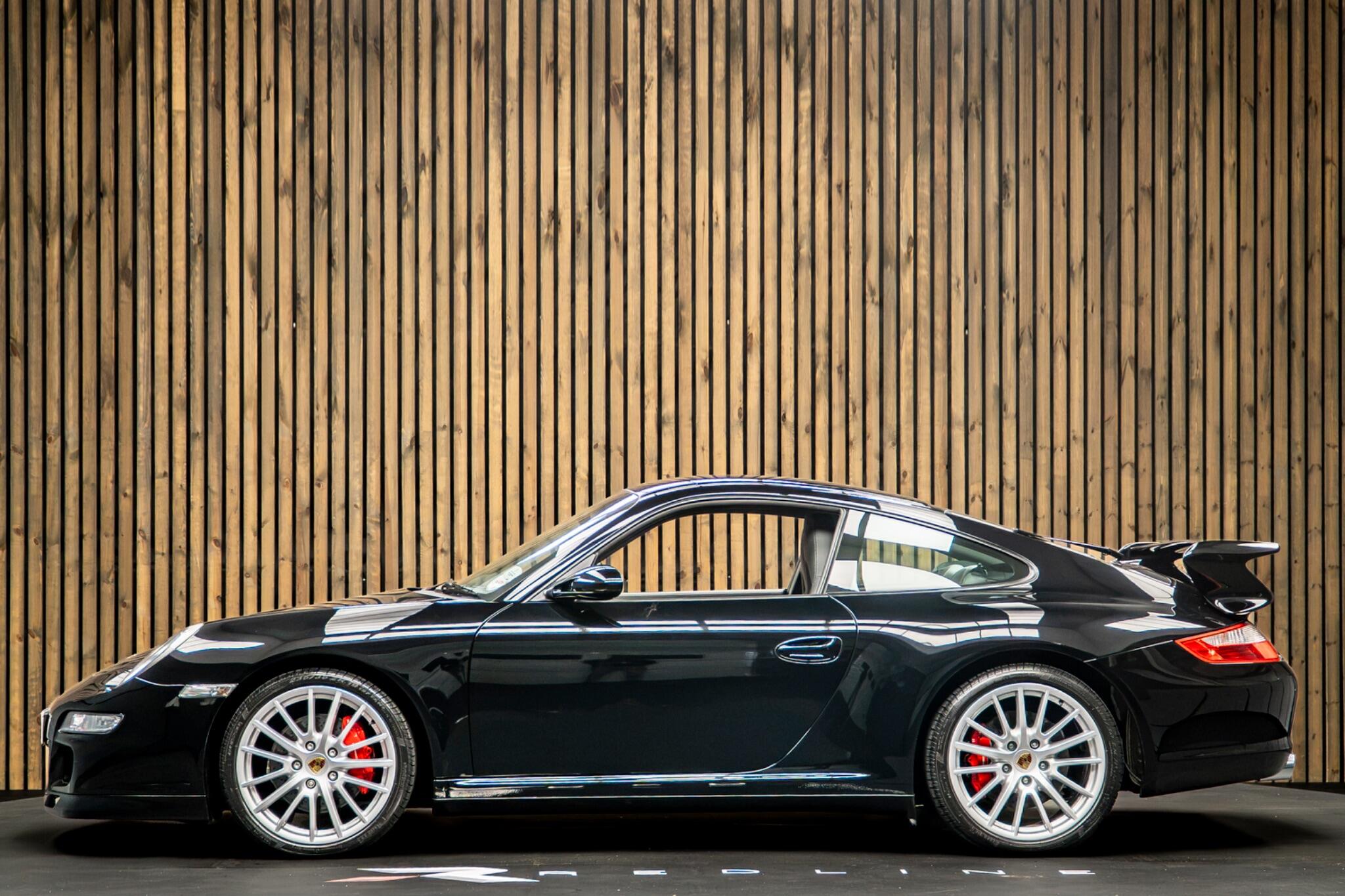 Porsche 911 view 7