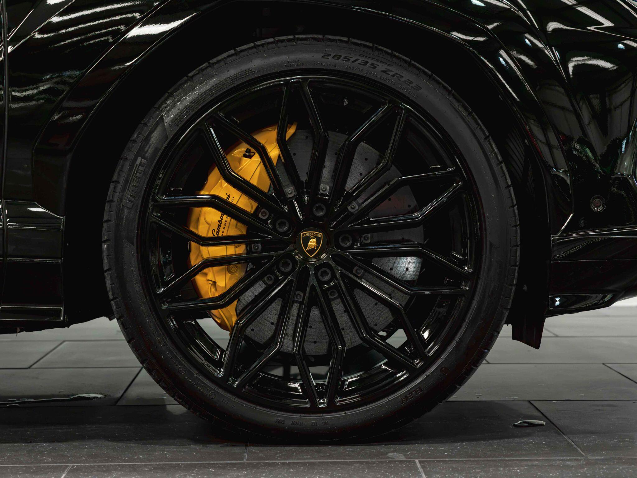Lamborghini Urus view 7