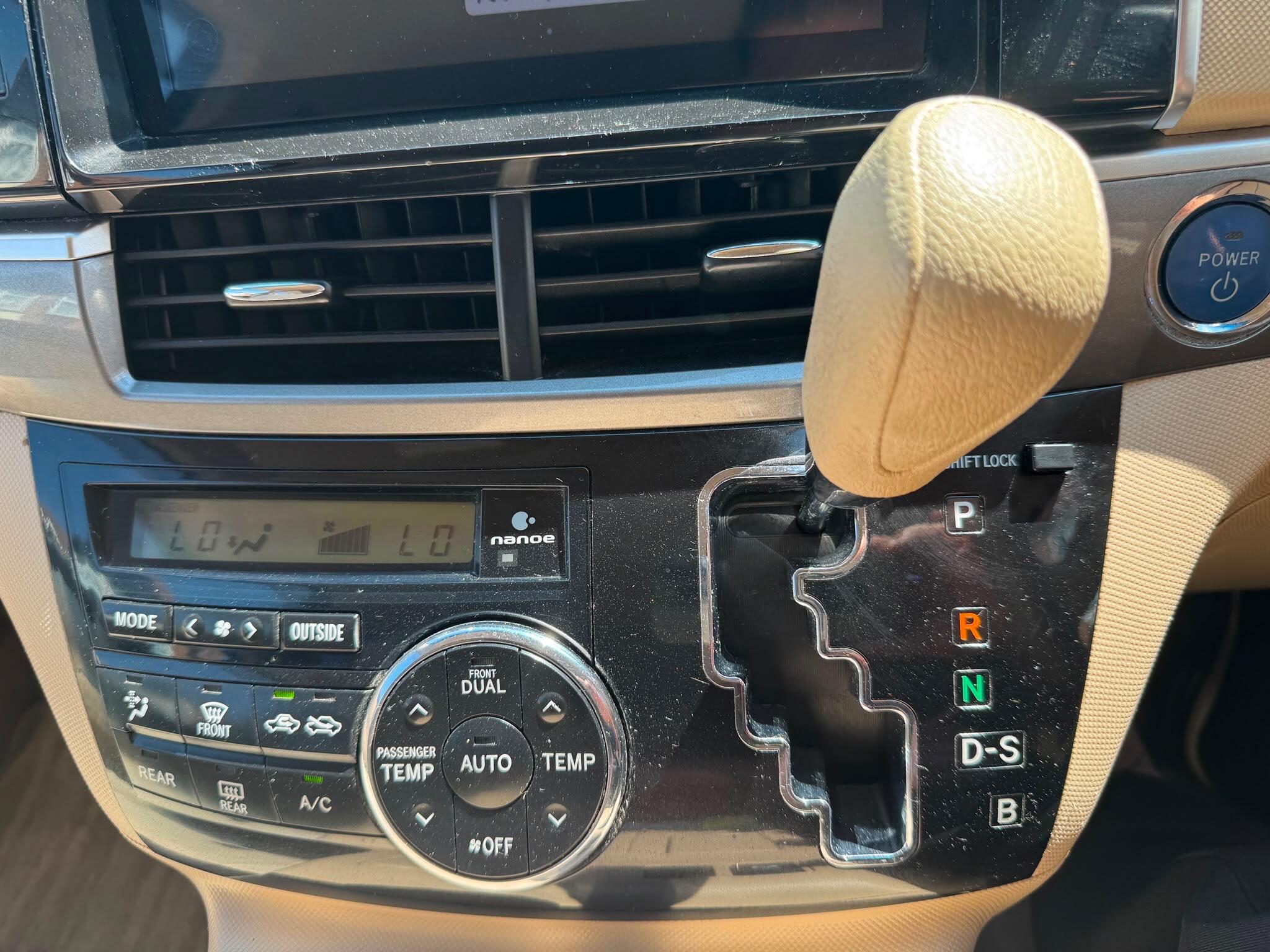 Toyota Estima view 12