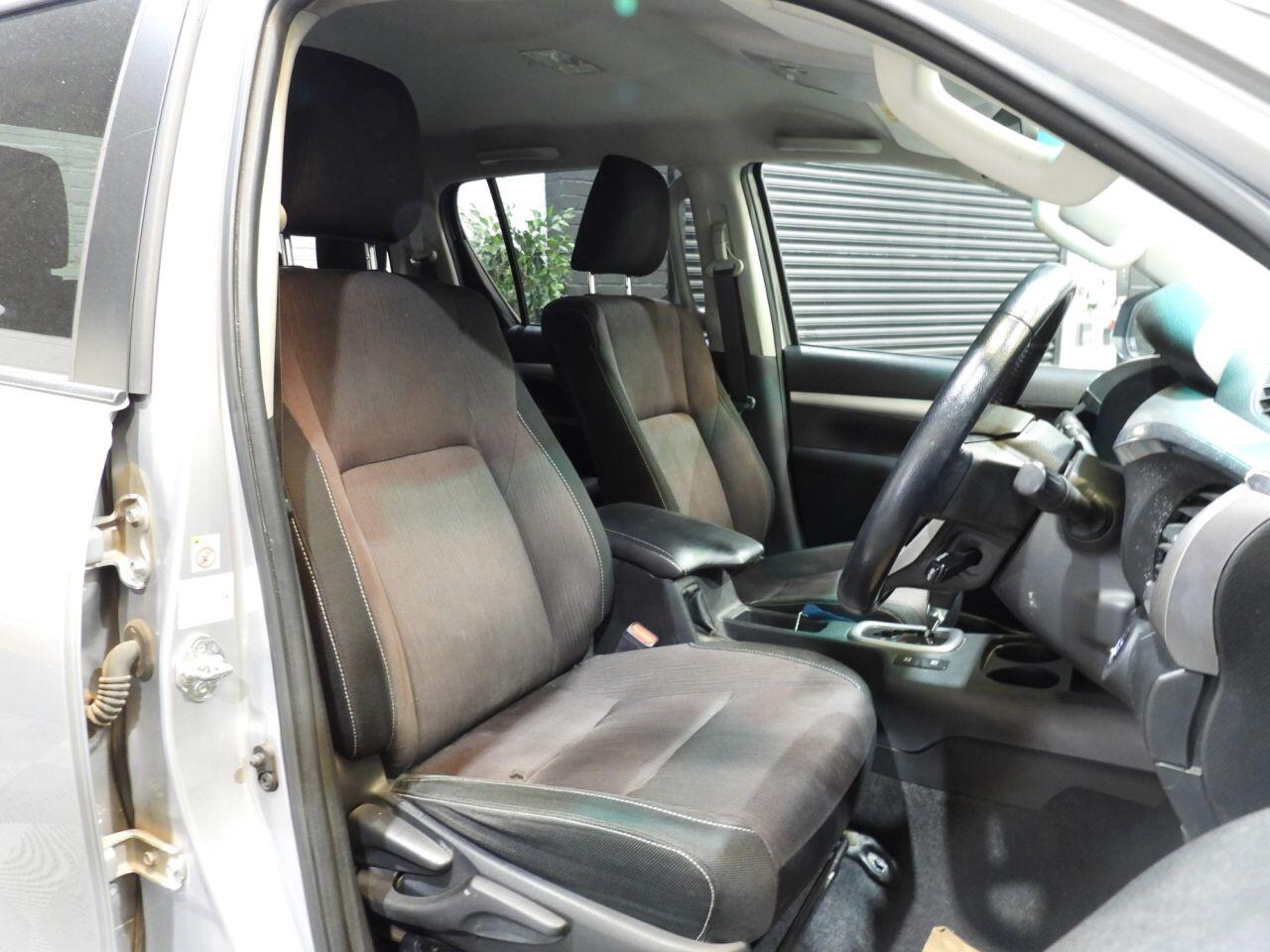 Toyota Hilux view 23