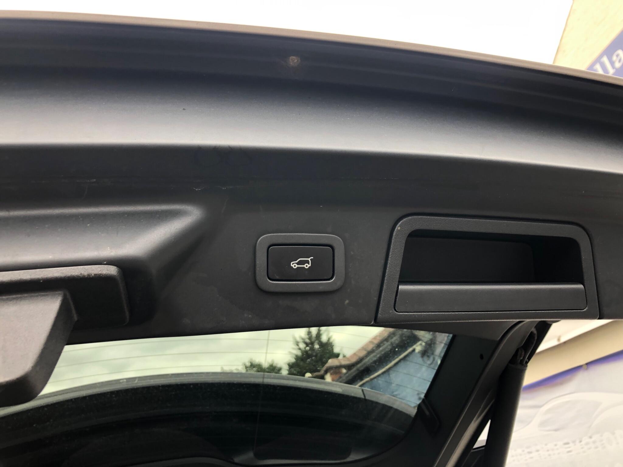 Land Rover Range Rover Velar view 14