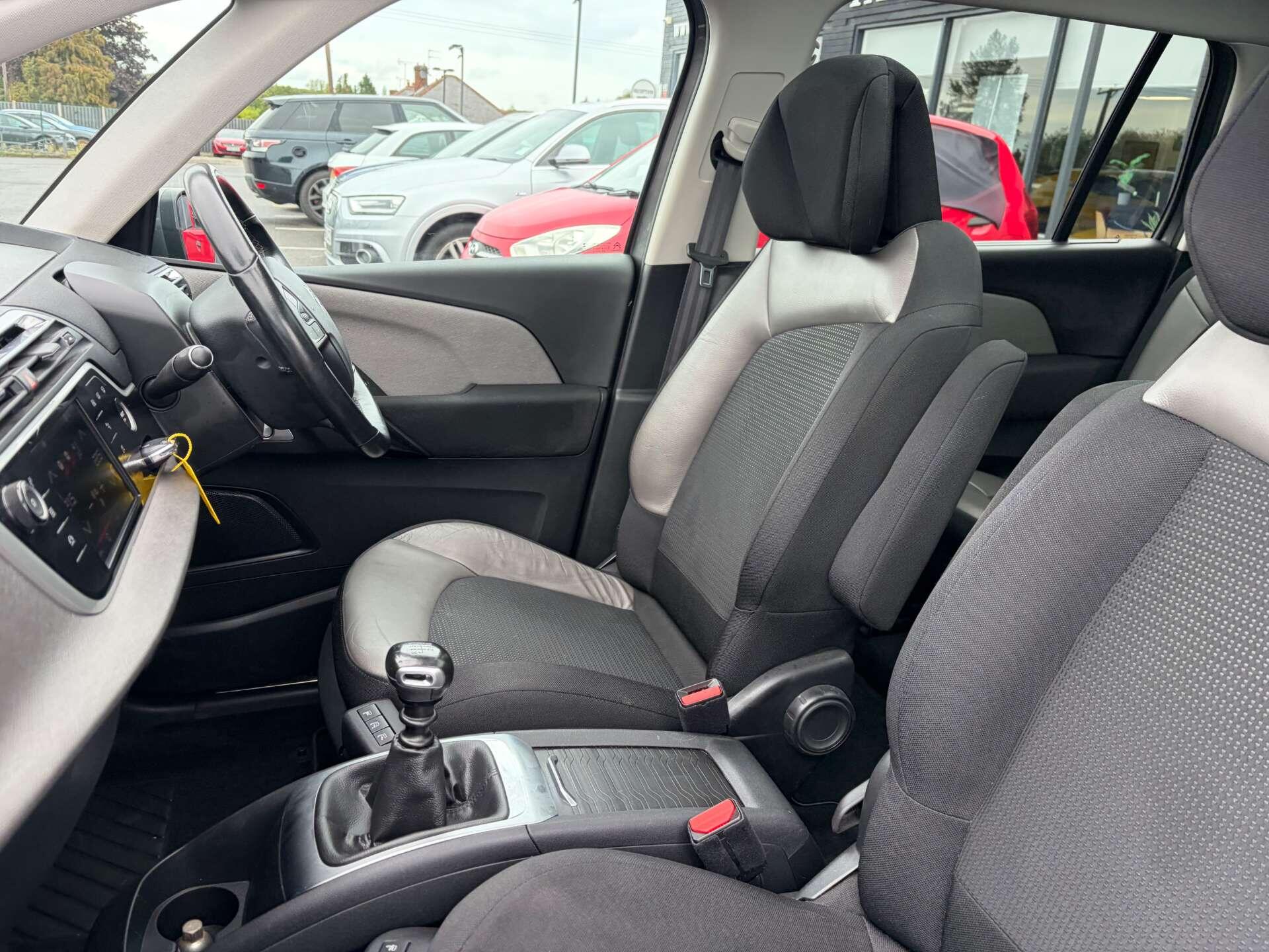 Citroen Grand C4 Picasso view 18