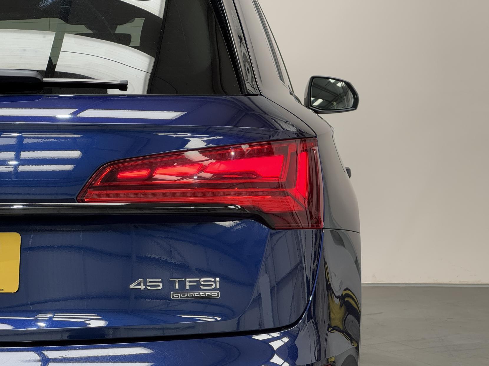 Audi Q5 view 11