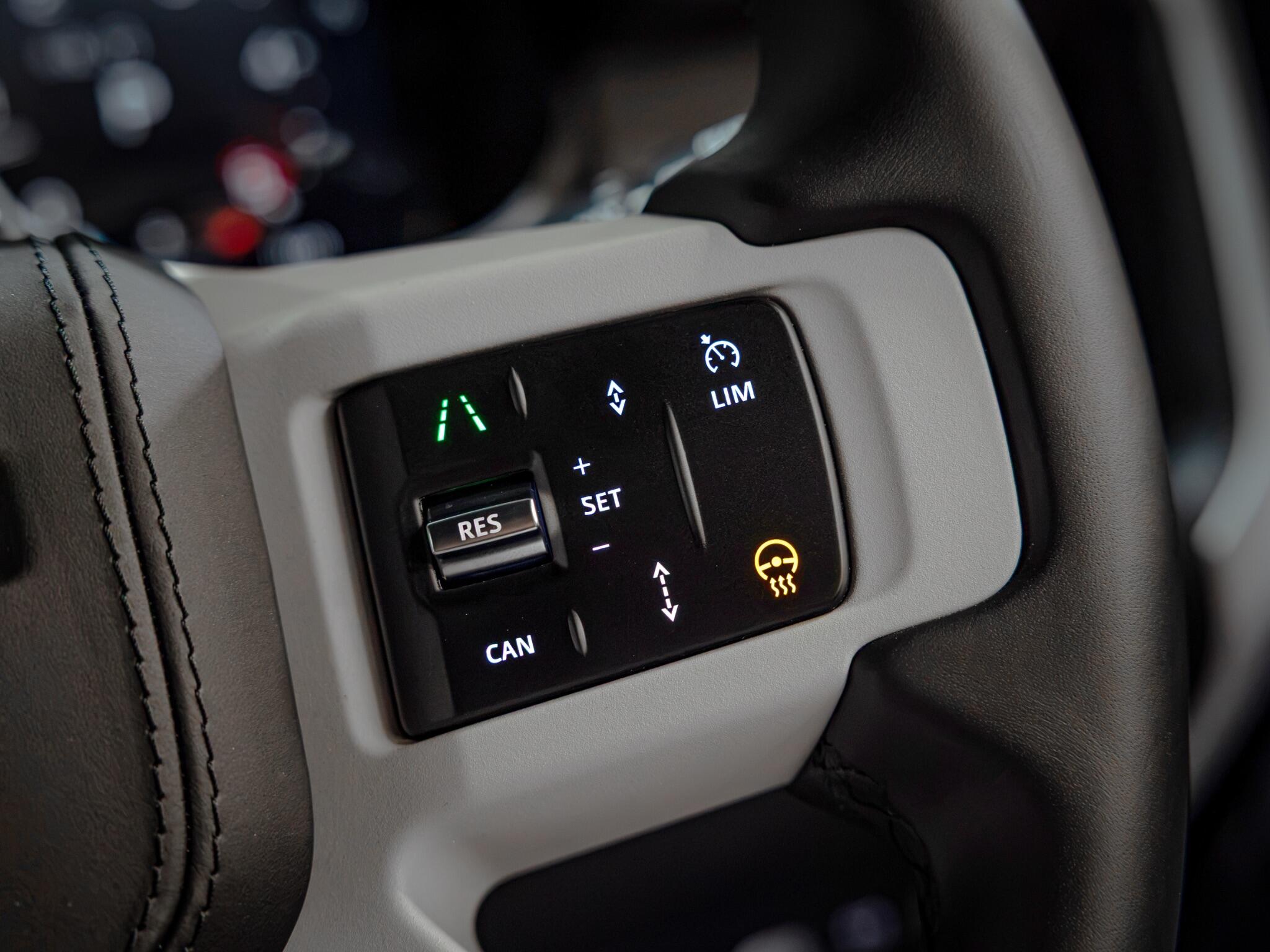 Land Rover Defender 110 view 19