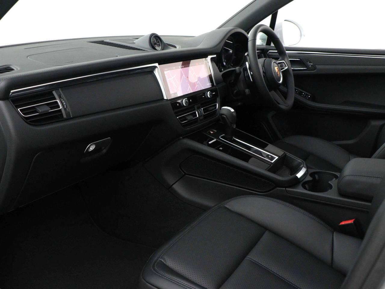 Porsche Macan view 5