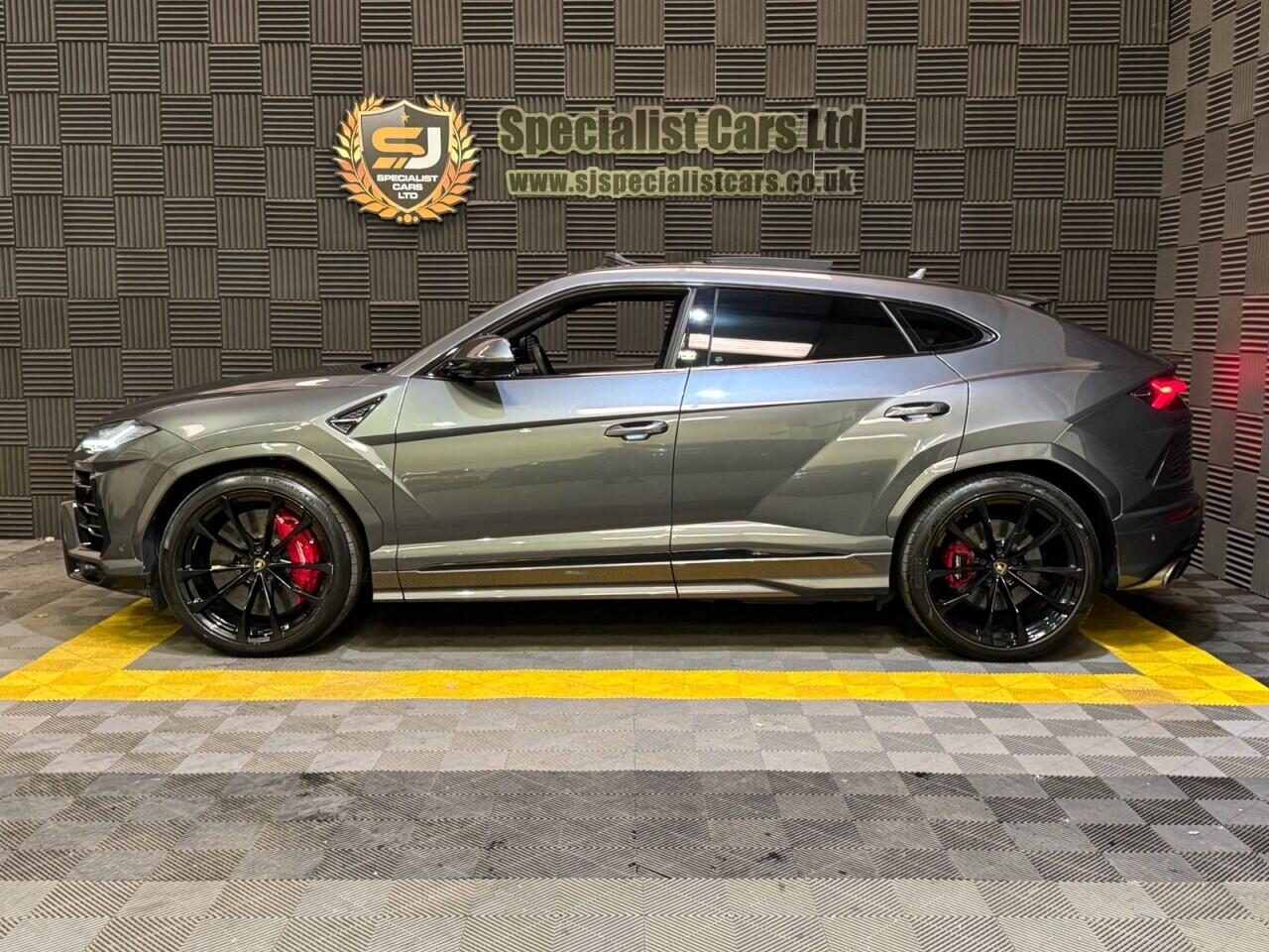 Lamborghini Urus view 3