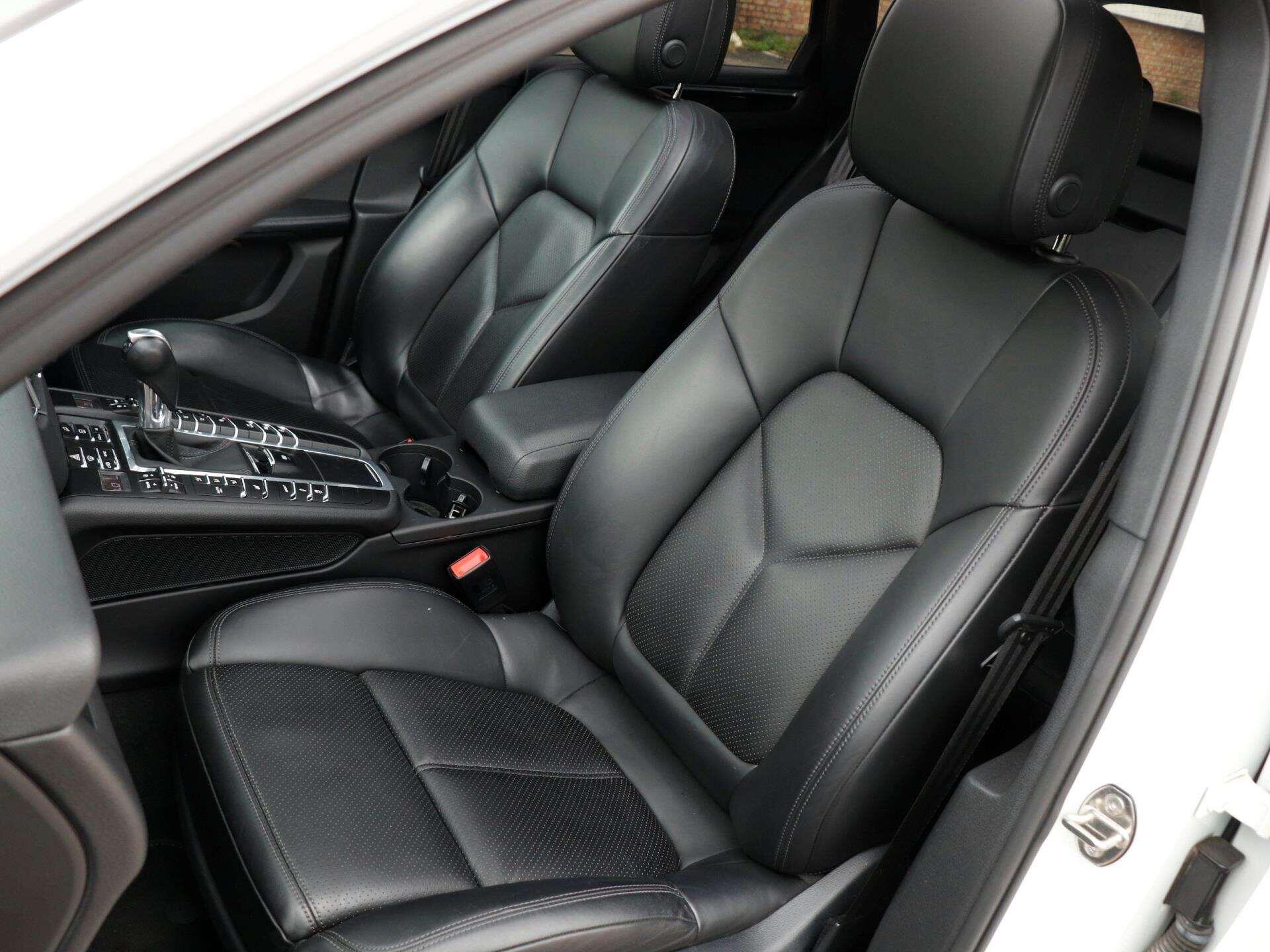 Porsche Macan view 23