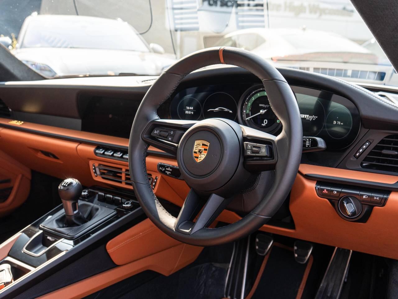 Porsche 911 view 4