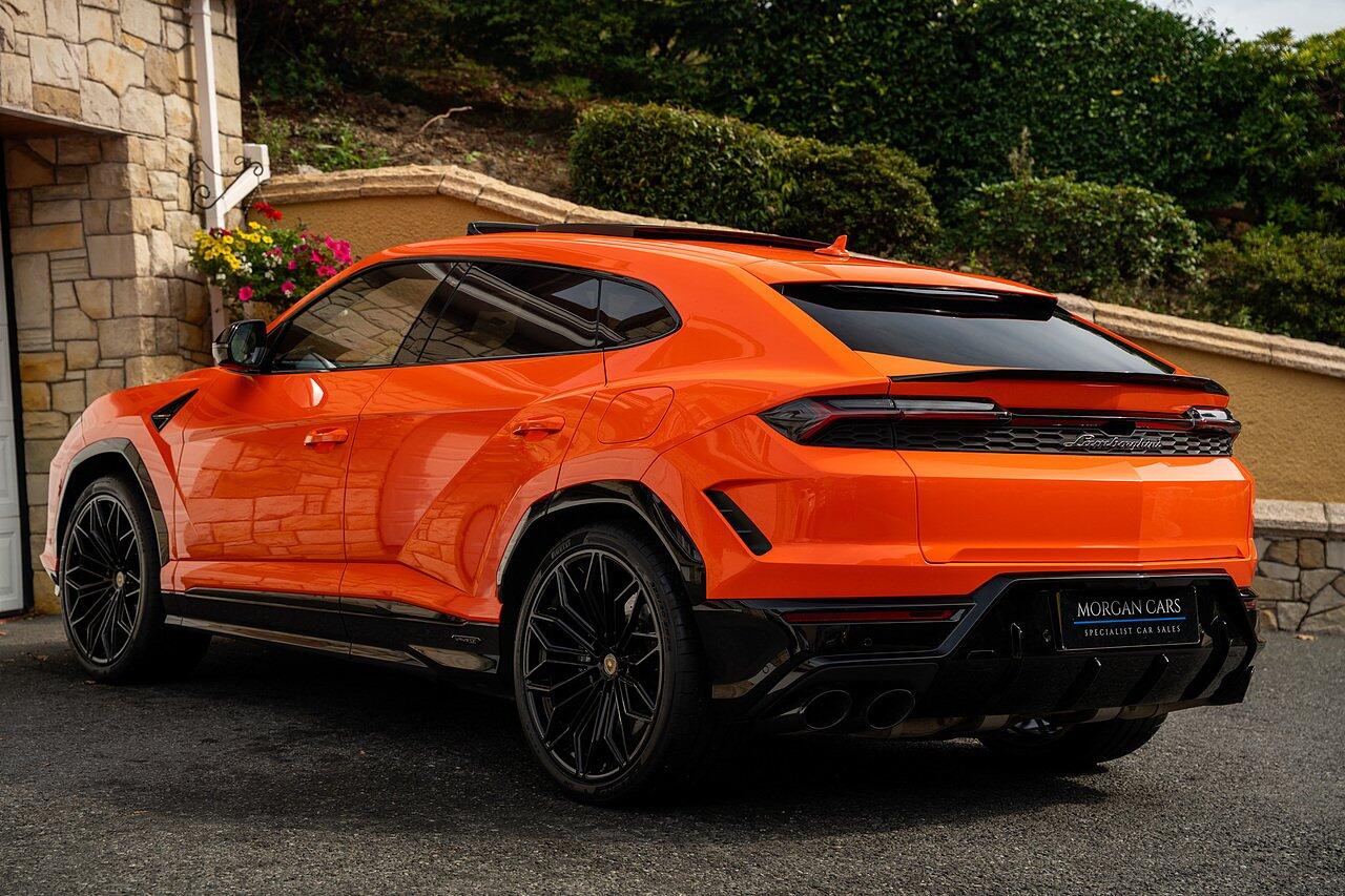 Lamborghini Urus view 7