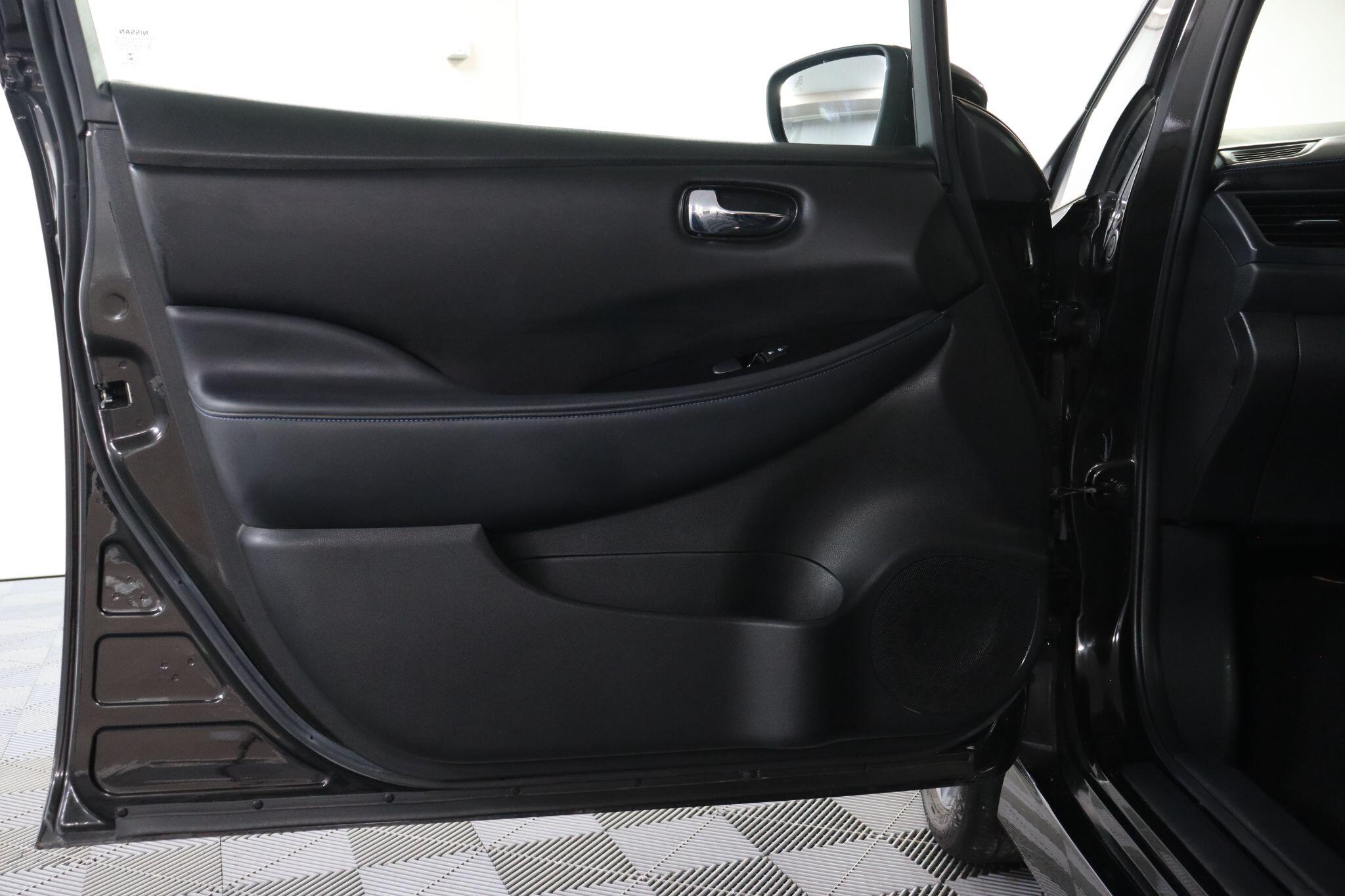Nissan Leaf view 45