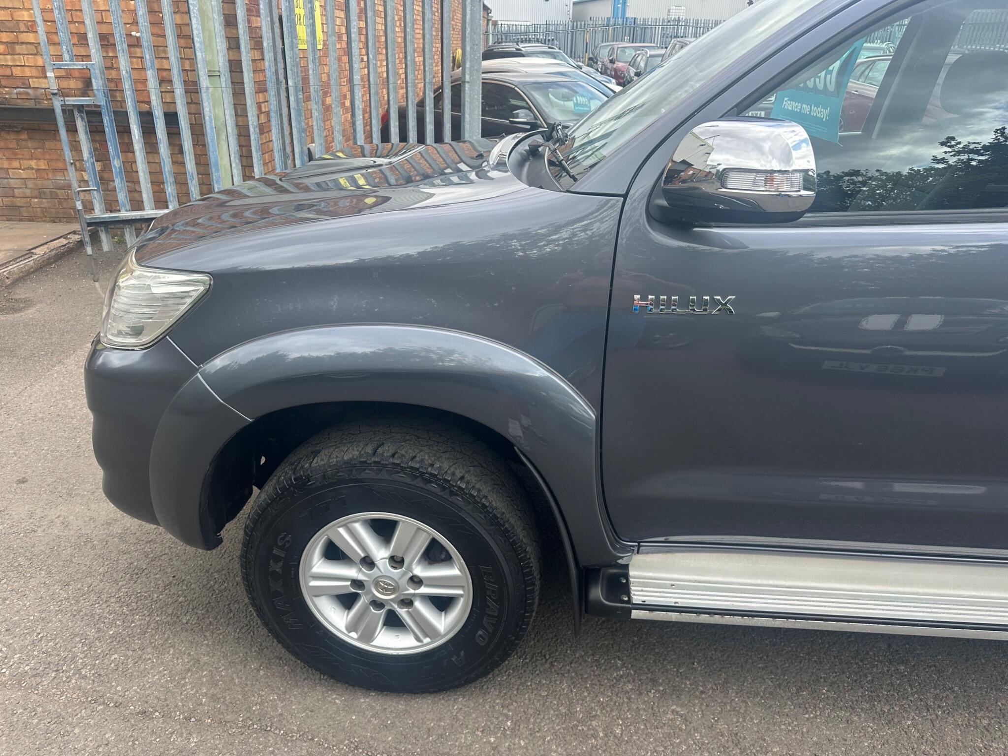 Toyota Hilux view 23