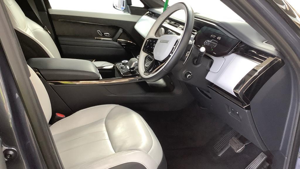 Land Rover Range Rover Sport view 3