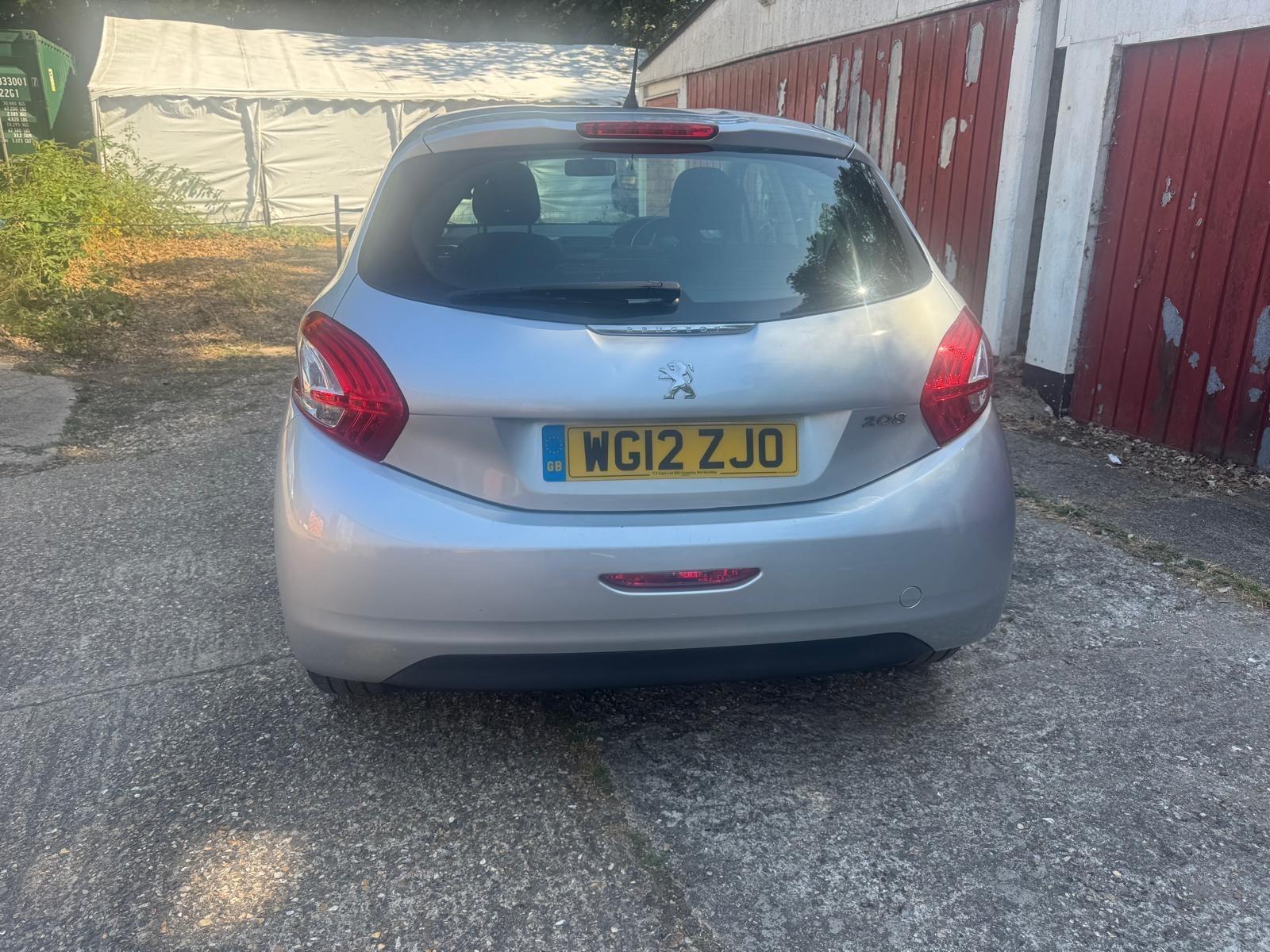 Peugeot 208 view 5