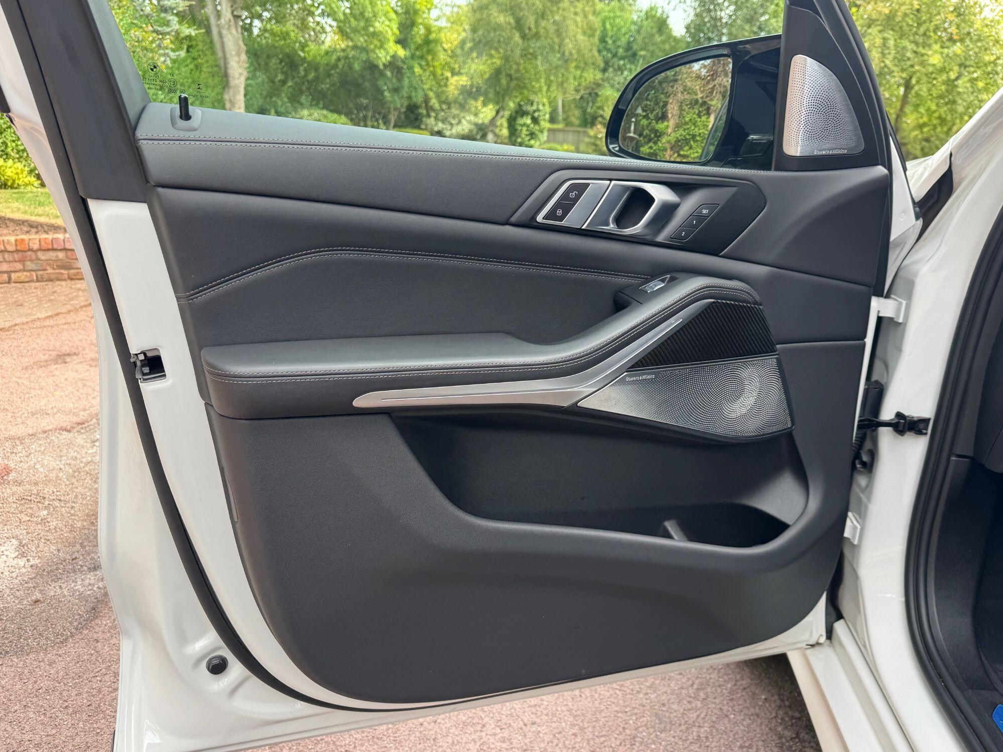 BMW X7 view 29