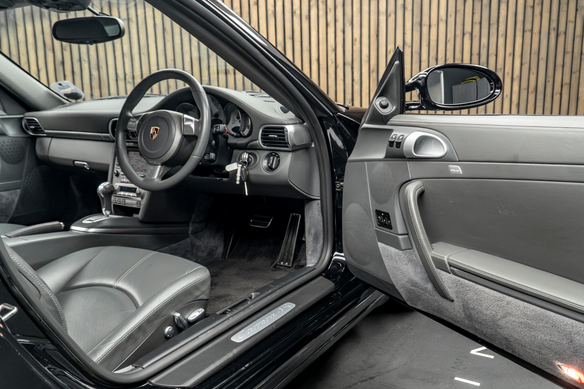 Porsche 911 view 31