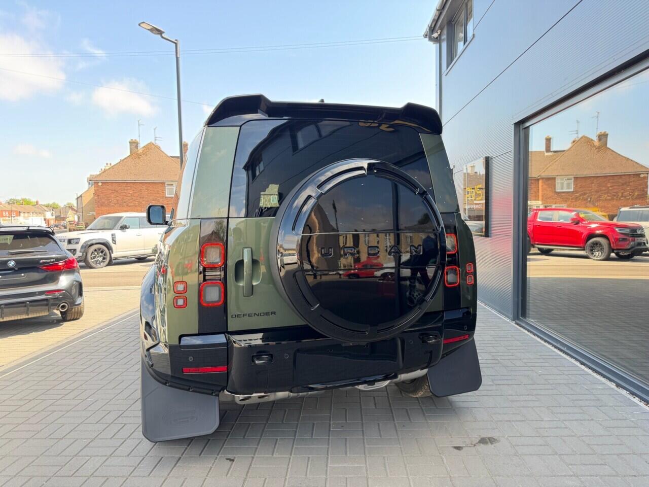 Land Rover Defender 110 view 8
