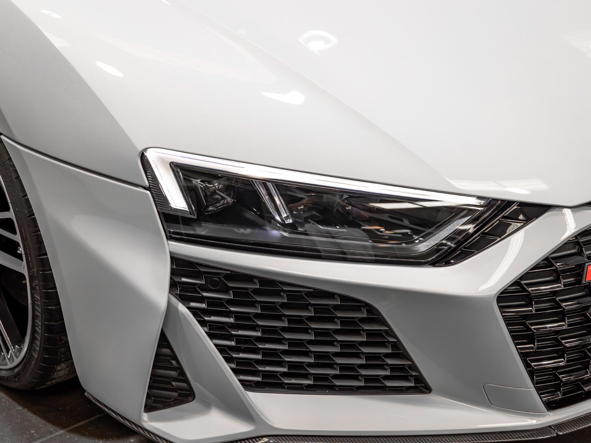Audi R8 view 13