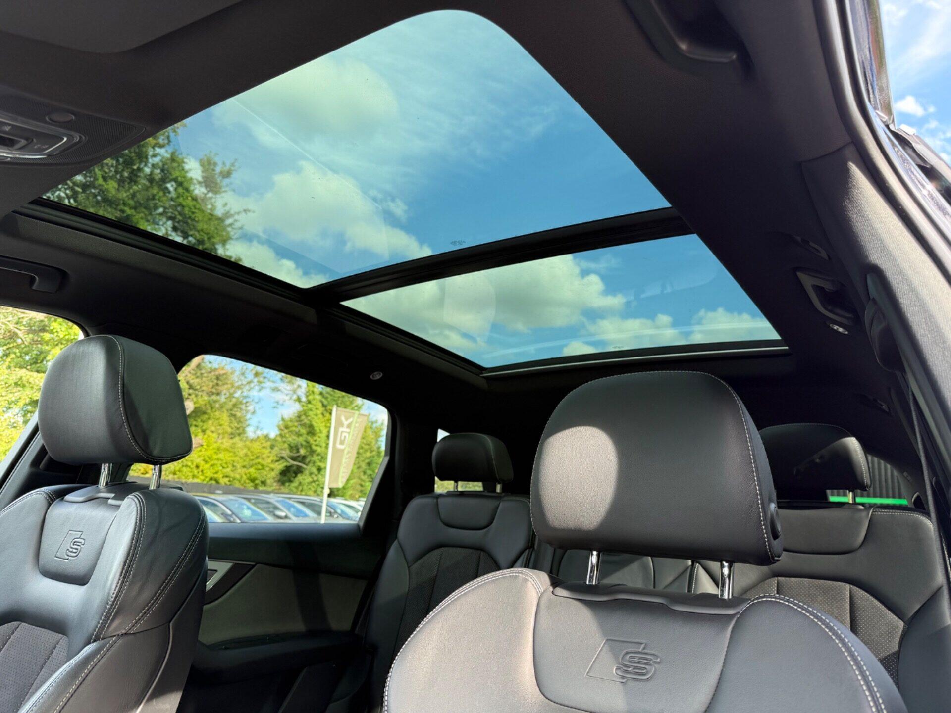 Audi Q7 view 4