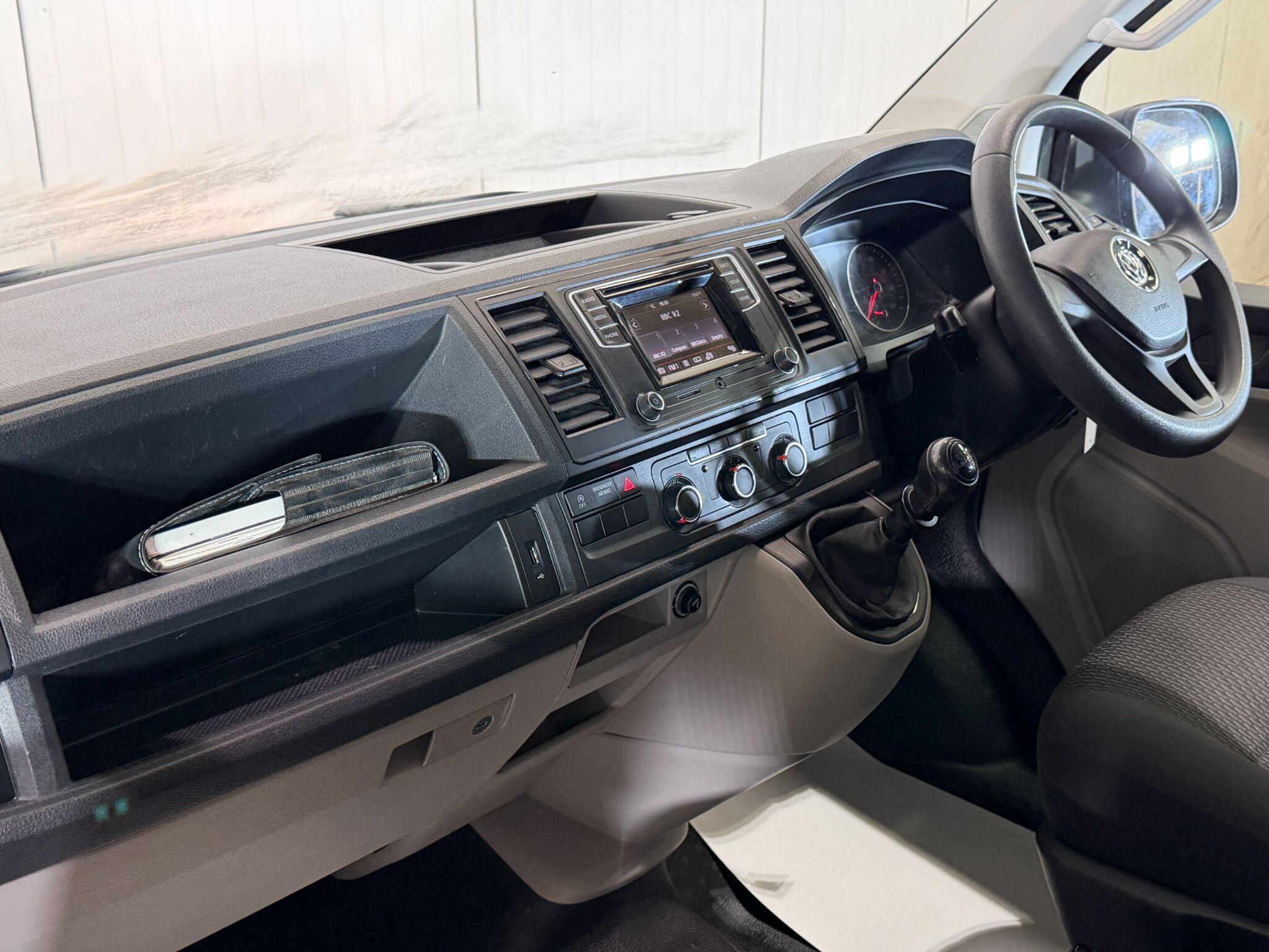 Volkswagen Transporter view 17
