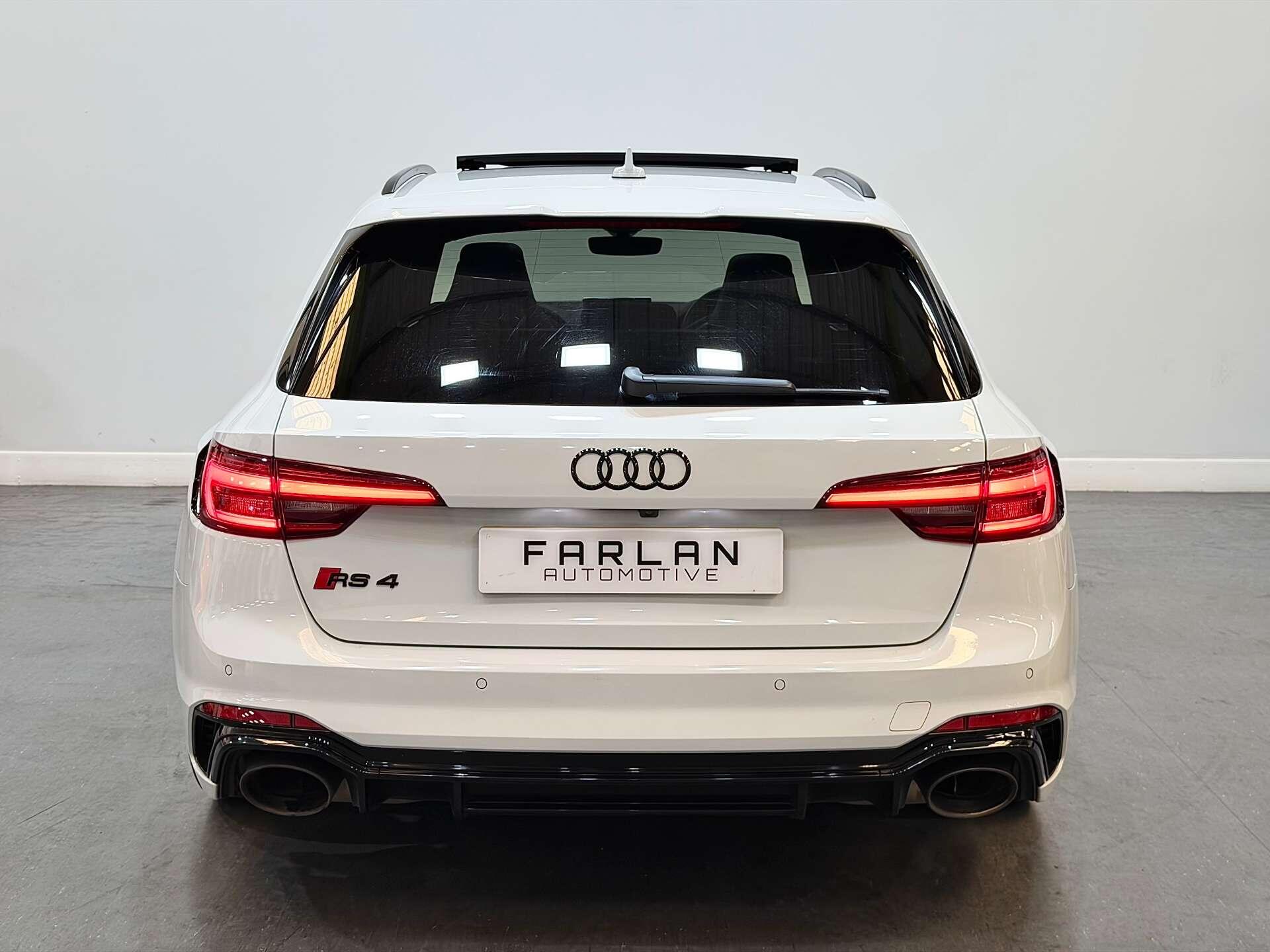 Audi RS4 view 23