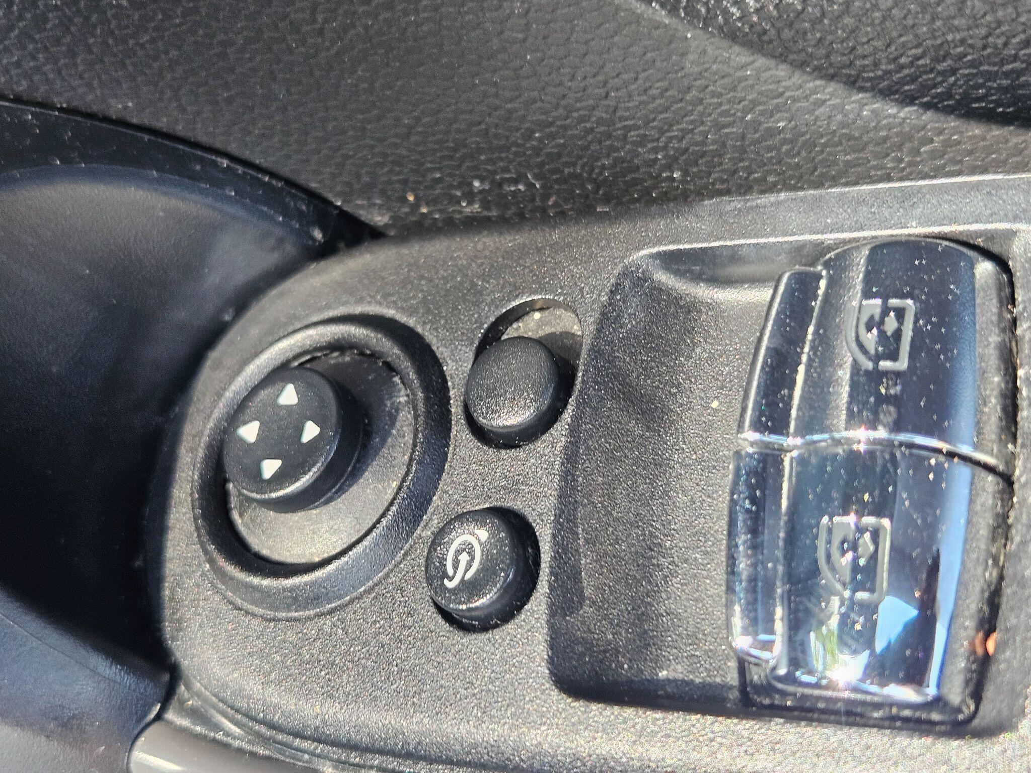 2018 MINI Hatch image 37