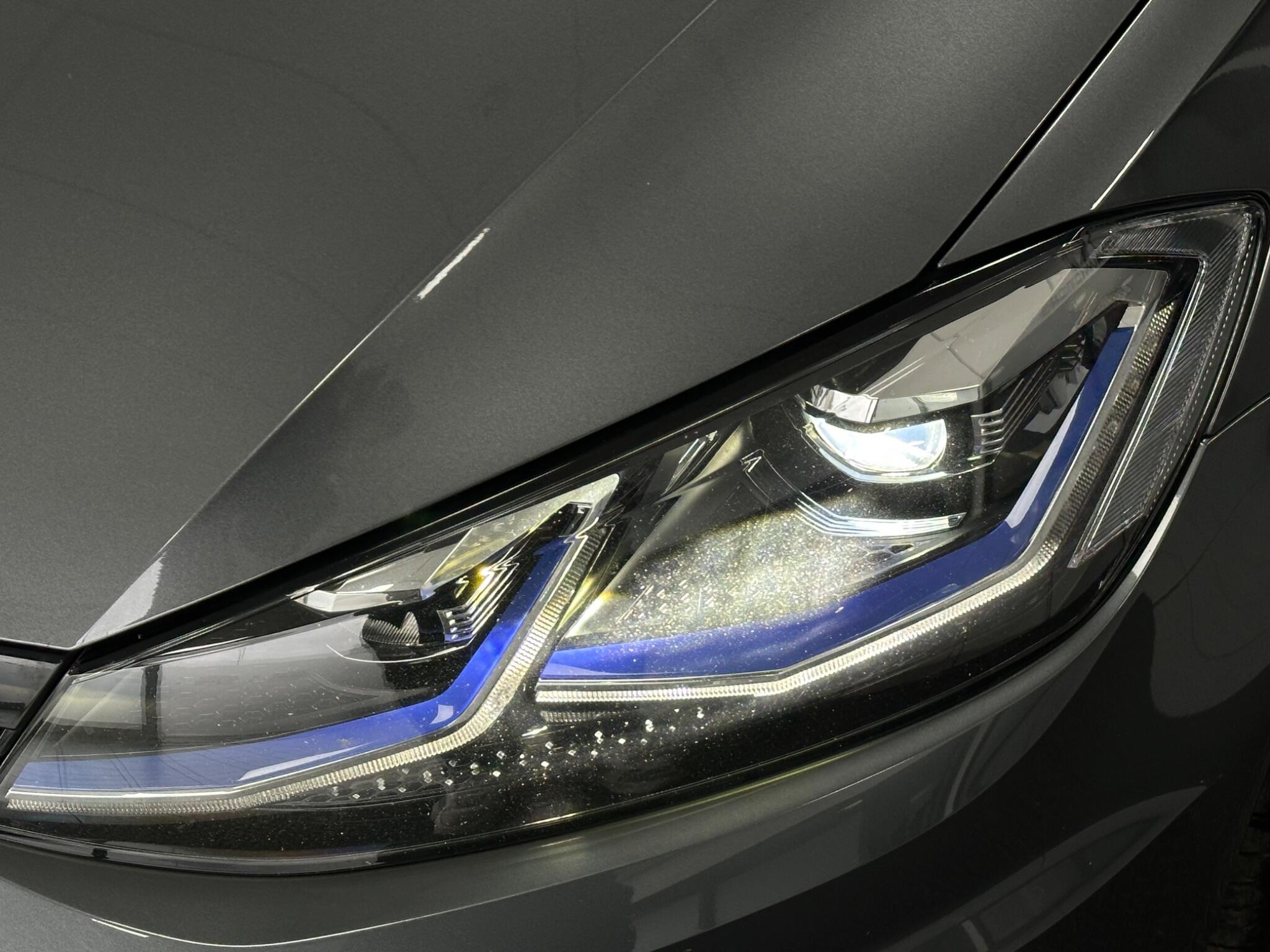 Volkswagen E-Golf view 41