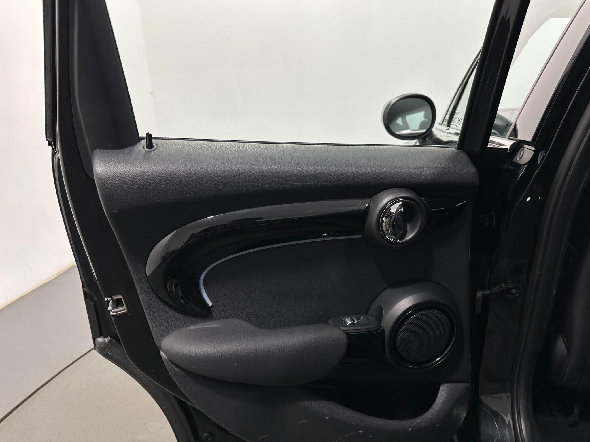 Mini Cooper view 38
