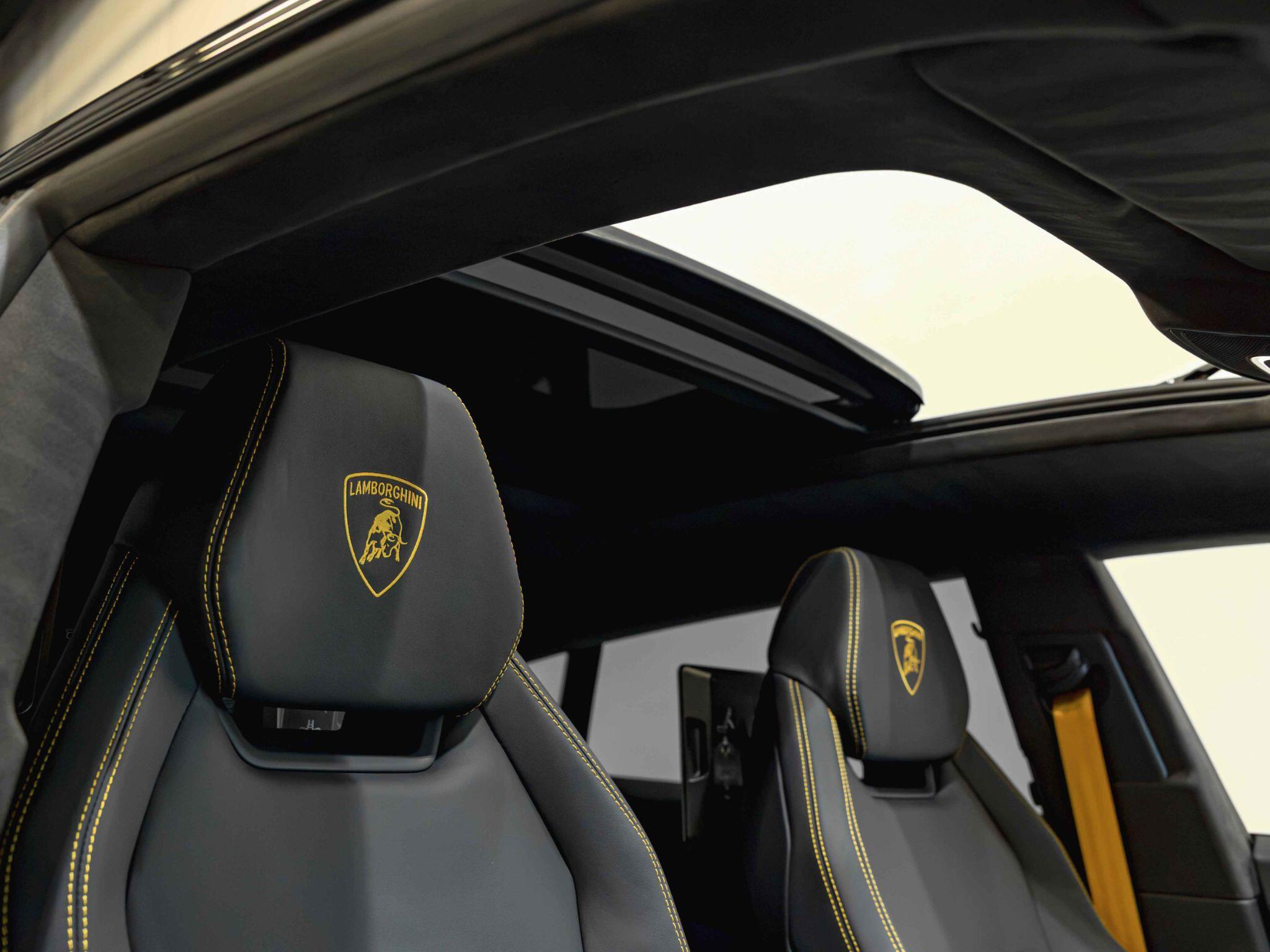 Lamborghini Urus view 3