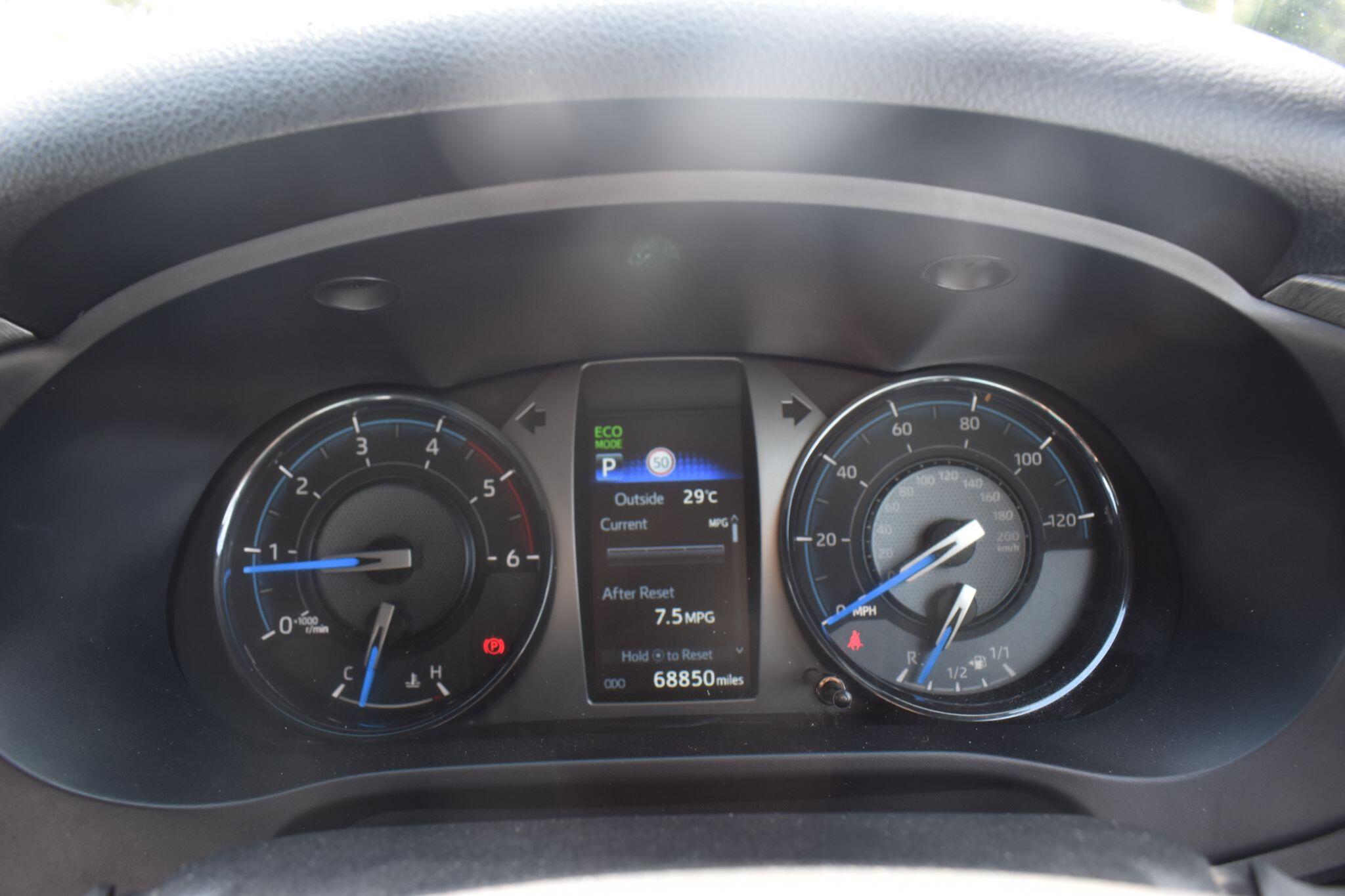 Hilux - 2.8 D-4D Invincible X Auto 4WD Euro 6 (s/s) 4dr - Image 26