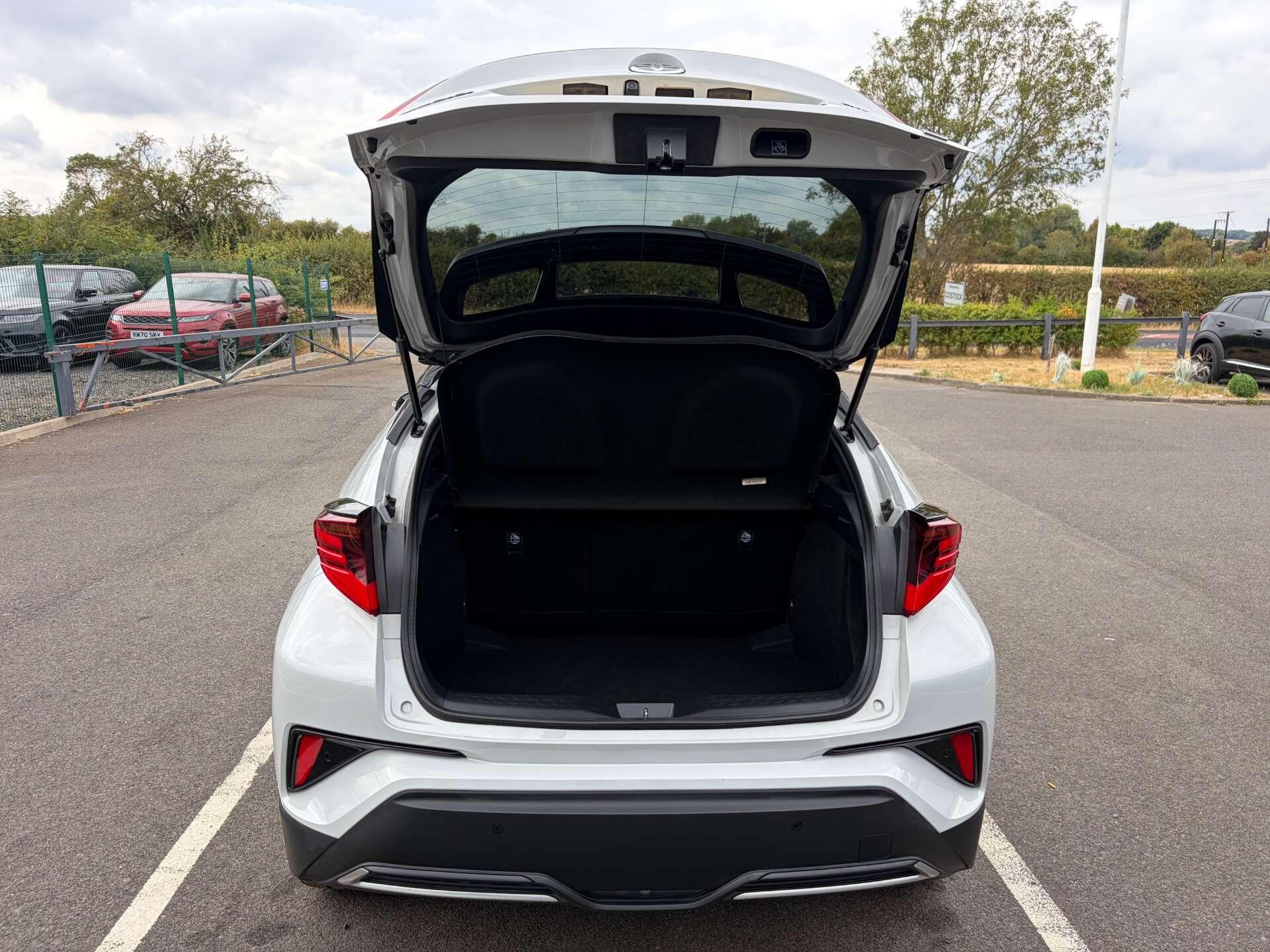 Toyota C-HR view 24