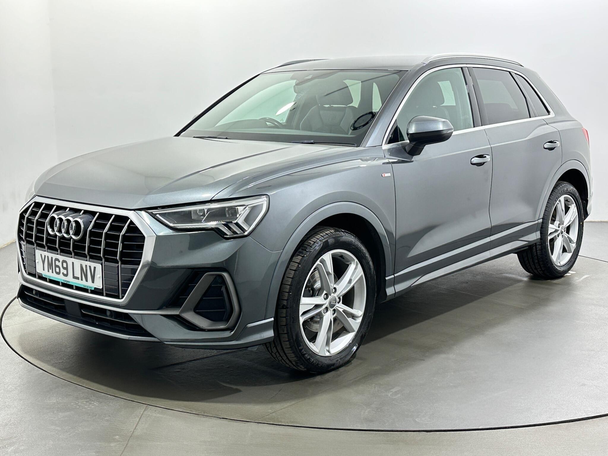 Audi Q3 view 4