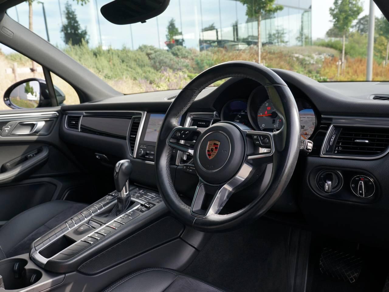 Porsche Macan view 8