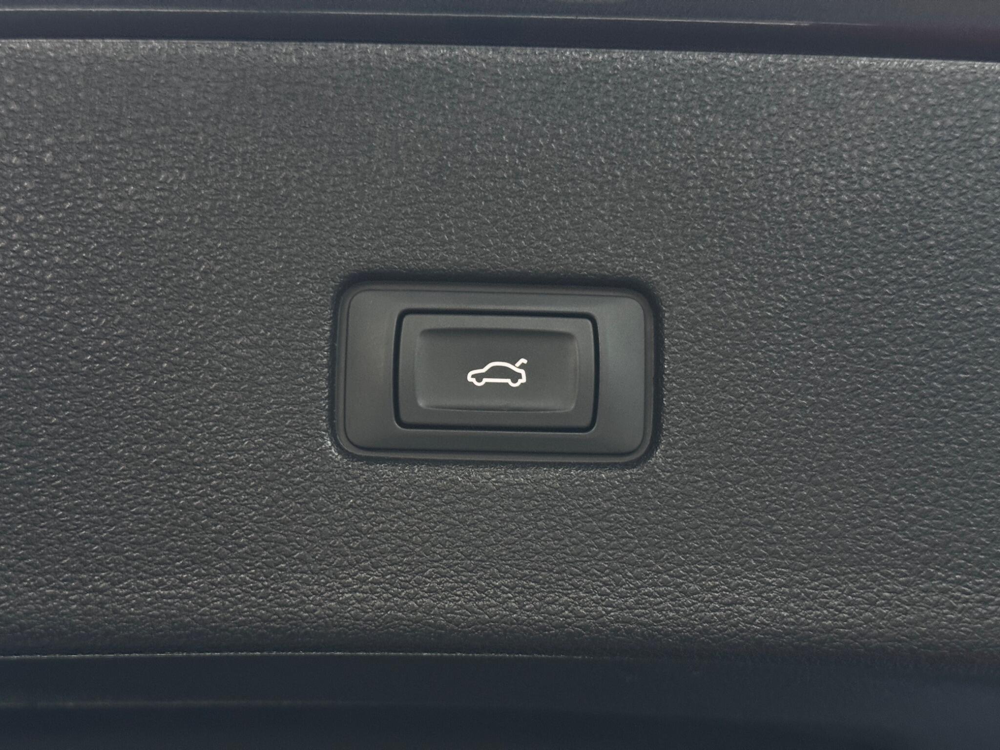 Audi Q8 view 43