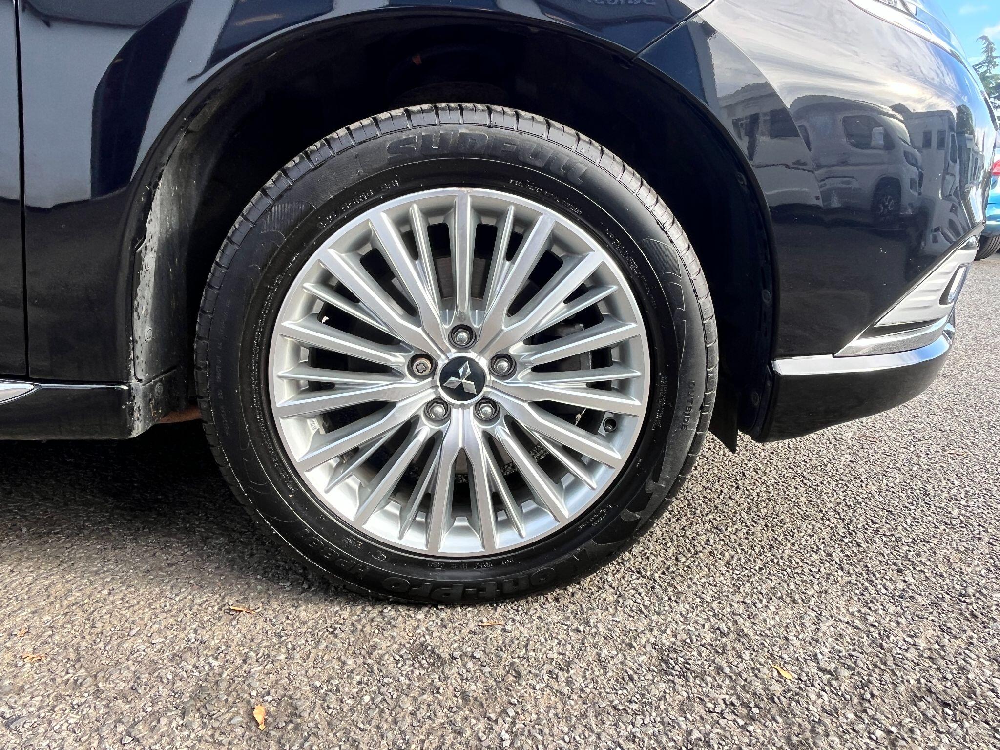 Mitsubishi Outlander view 12