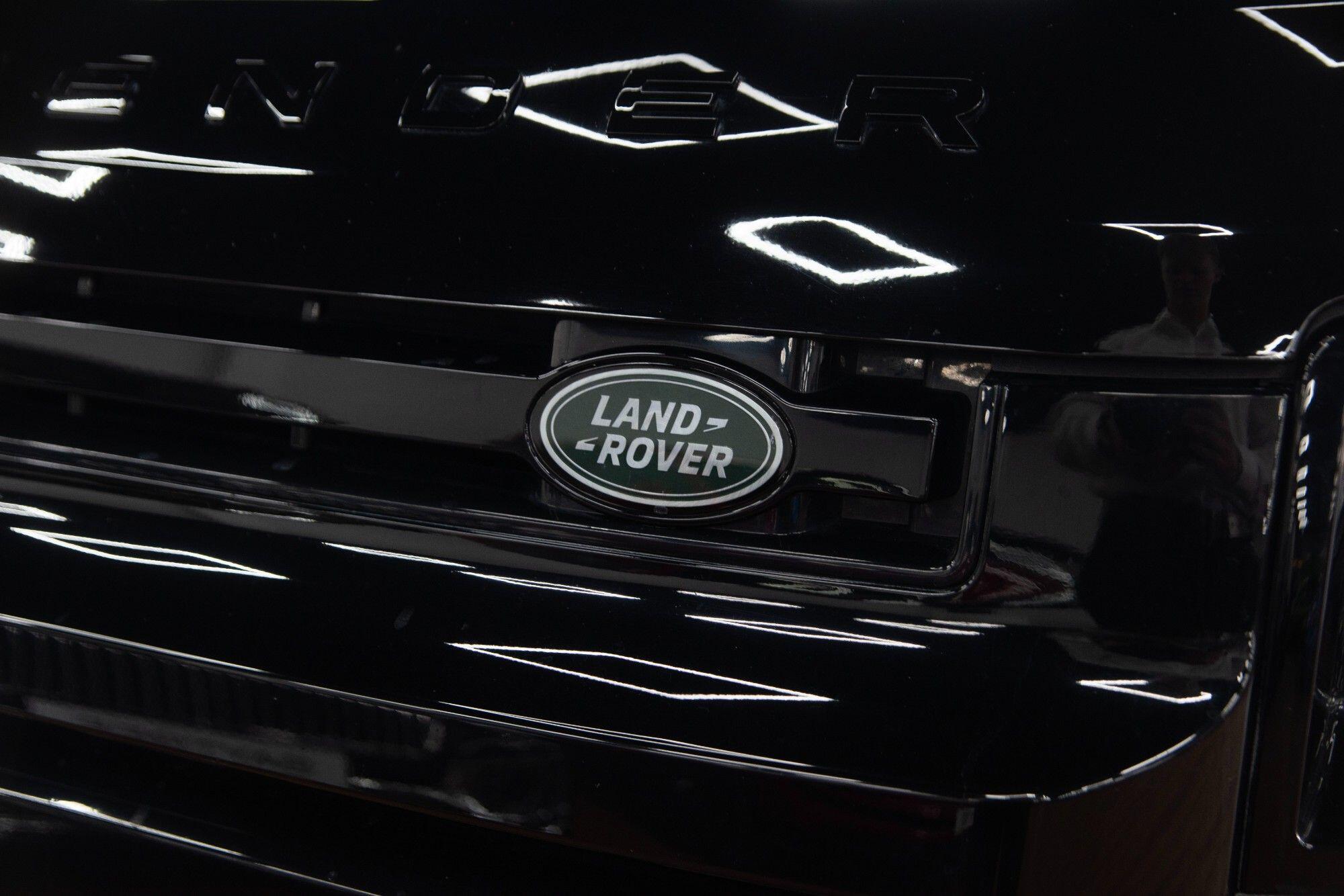 Land Rover Defender 110 view 11
