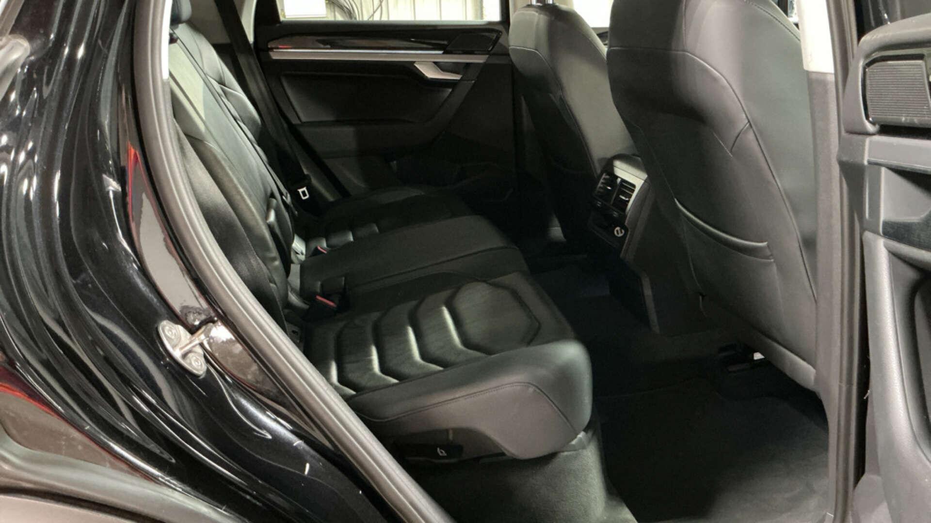 Volkswagen Touareg view 8