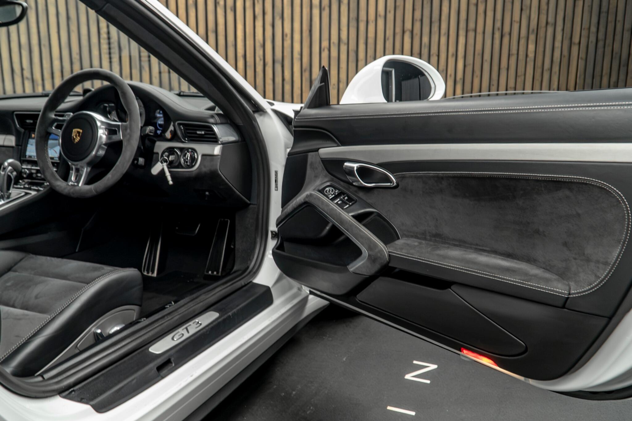 Porsche 911 view 34