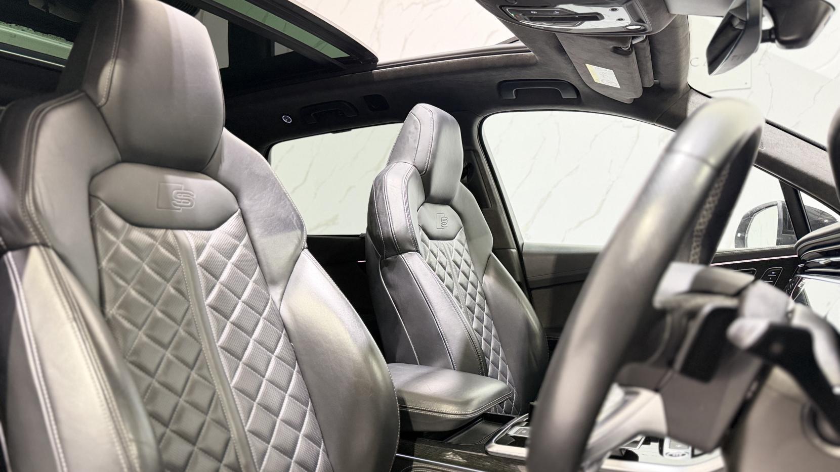 Audi Q7 view 34