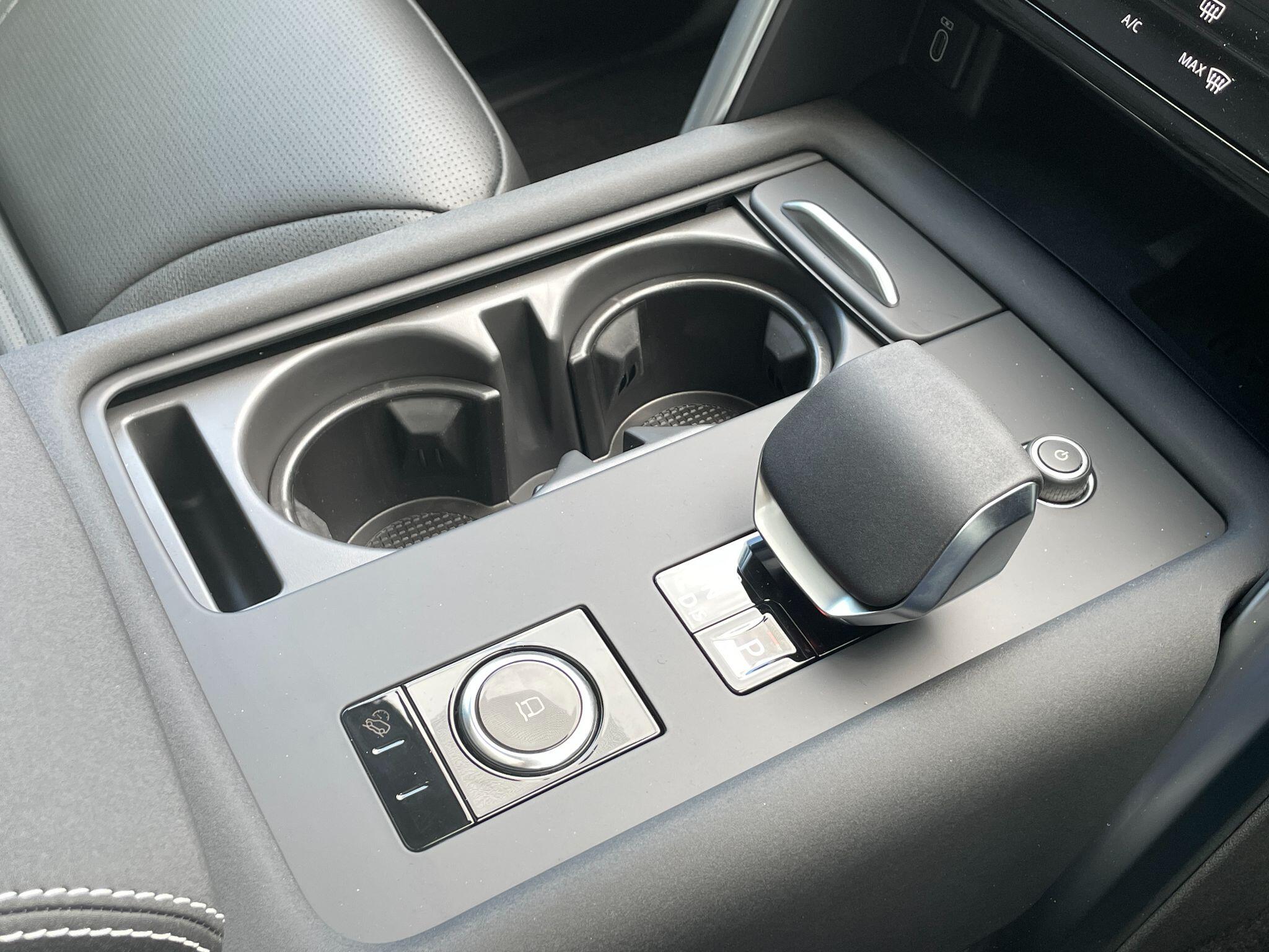 Land Rover Discovery view 12