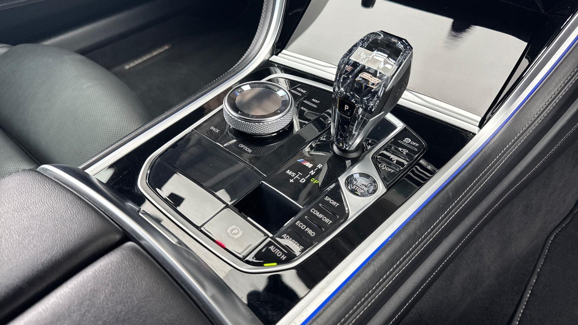 BMW 8 Series view 10