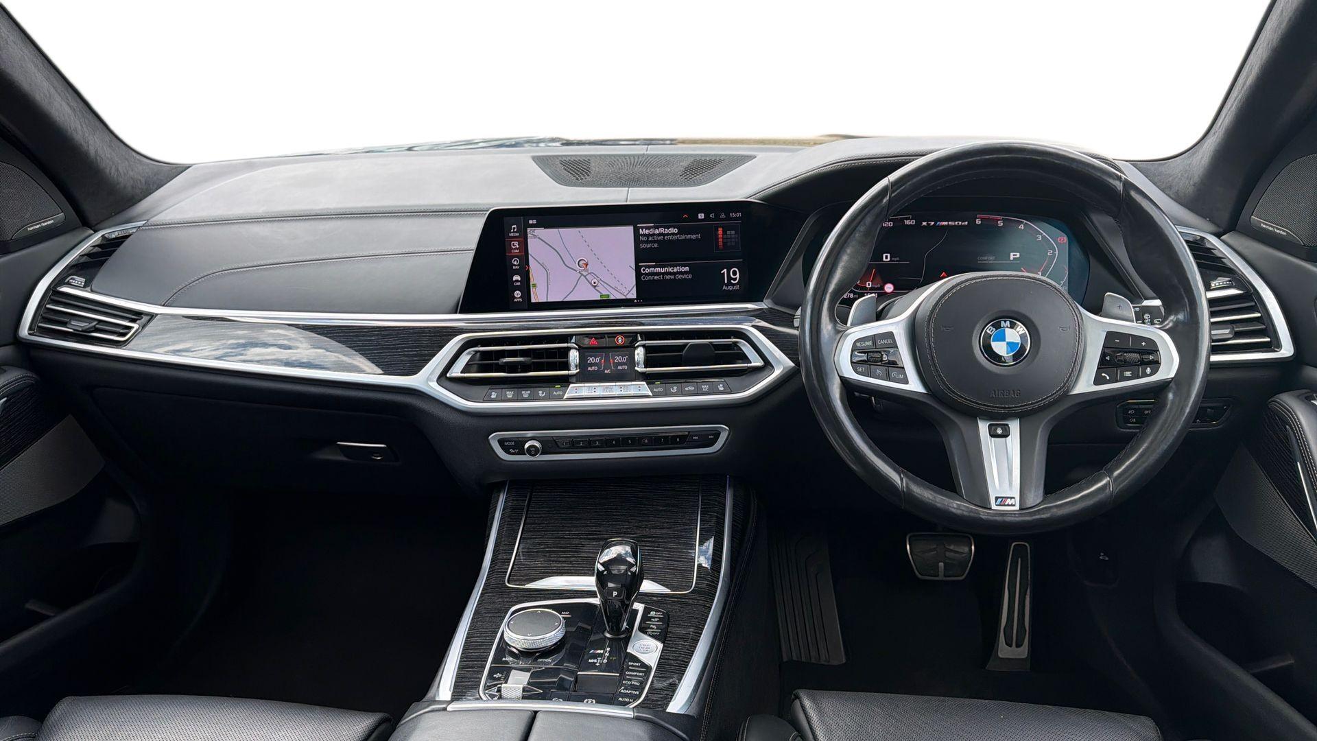 BMW X7 view 4