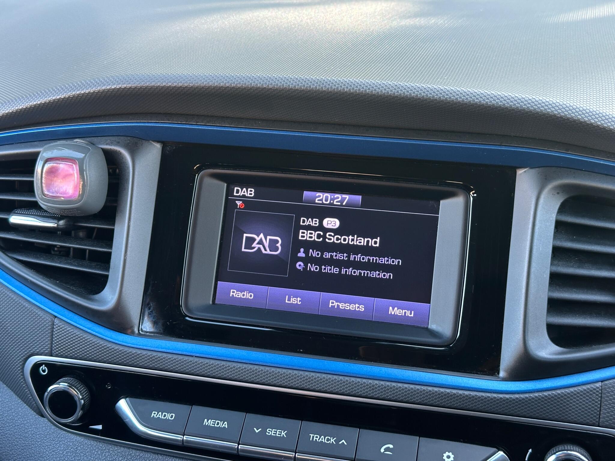 Hyundai Ioniq view 34
