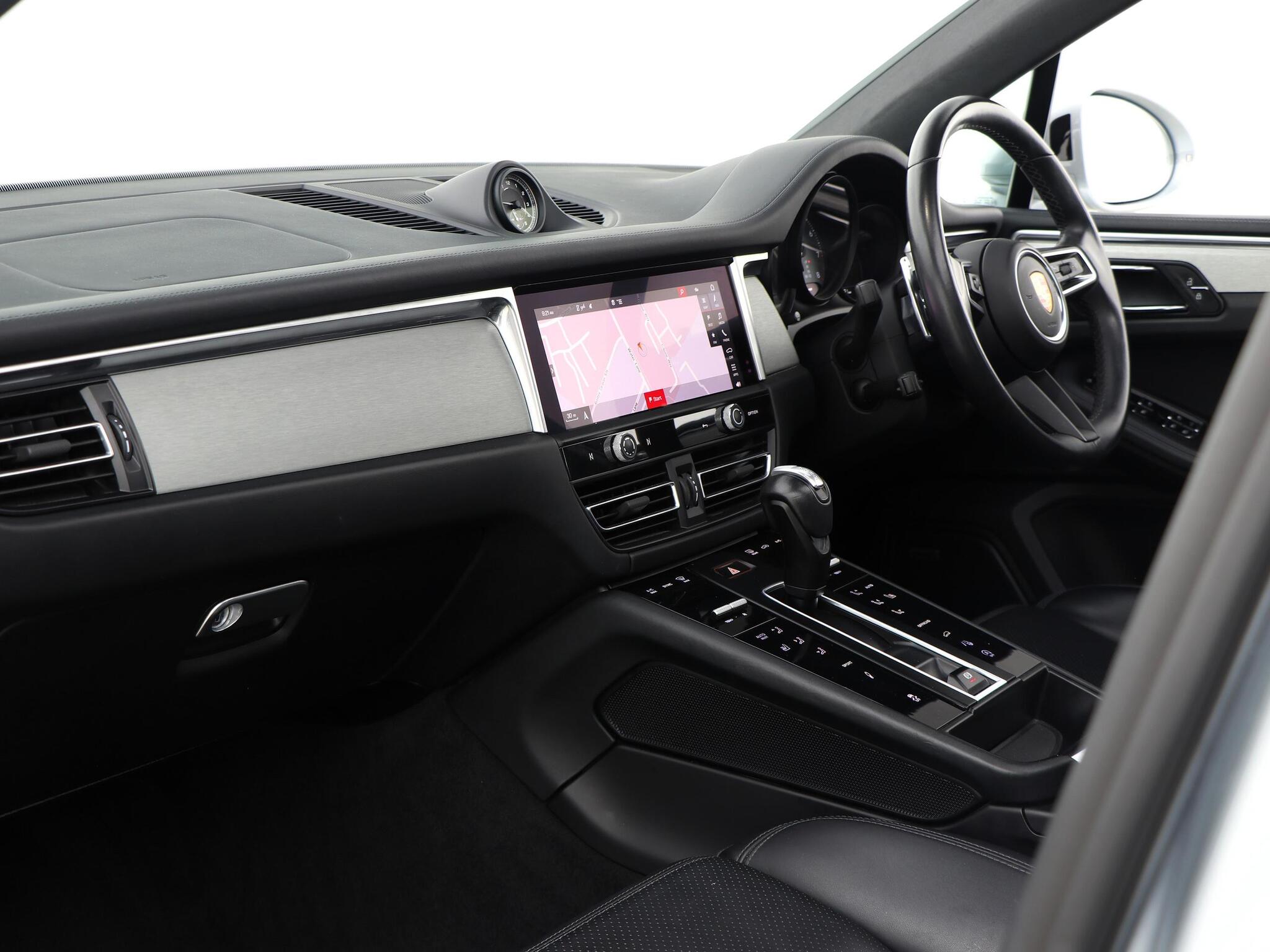 Porsche Macan view 3