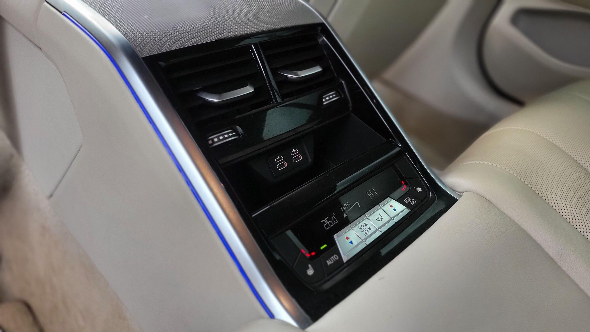 BMW 8 Series view 22