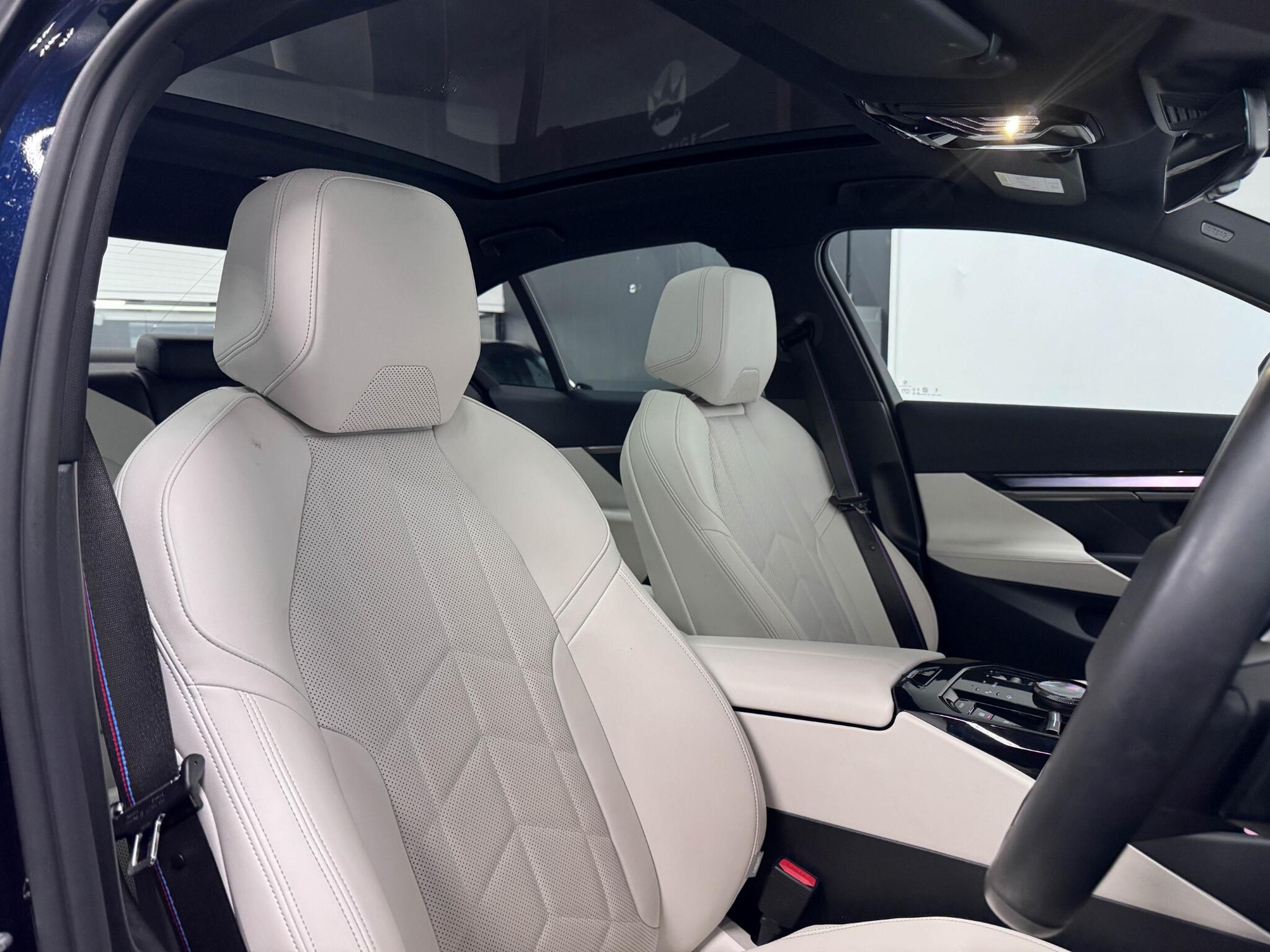 BMW 5 Series view 32