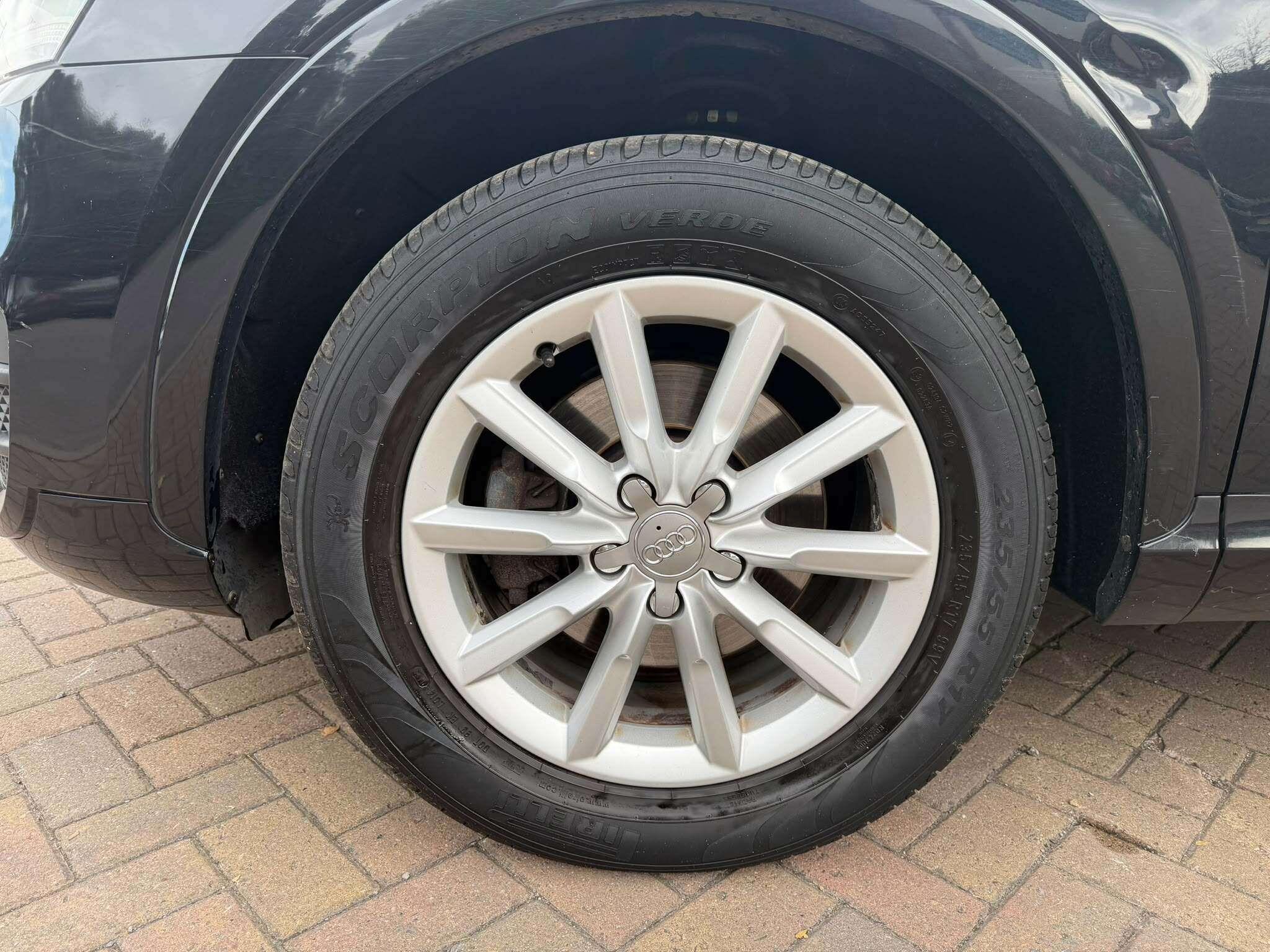 Audi Q3 view 6