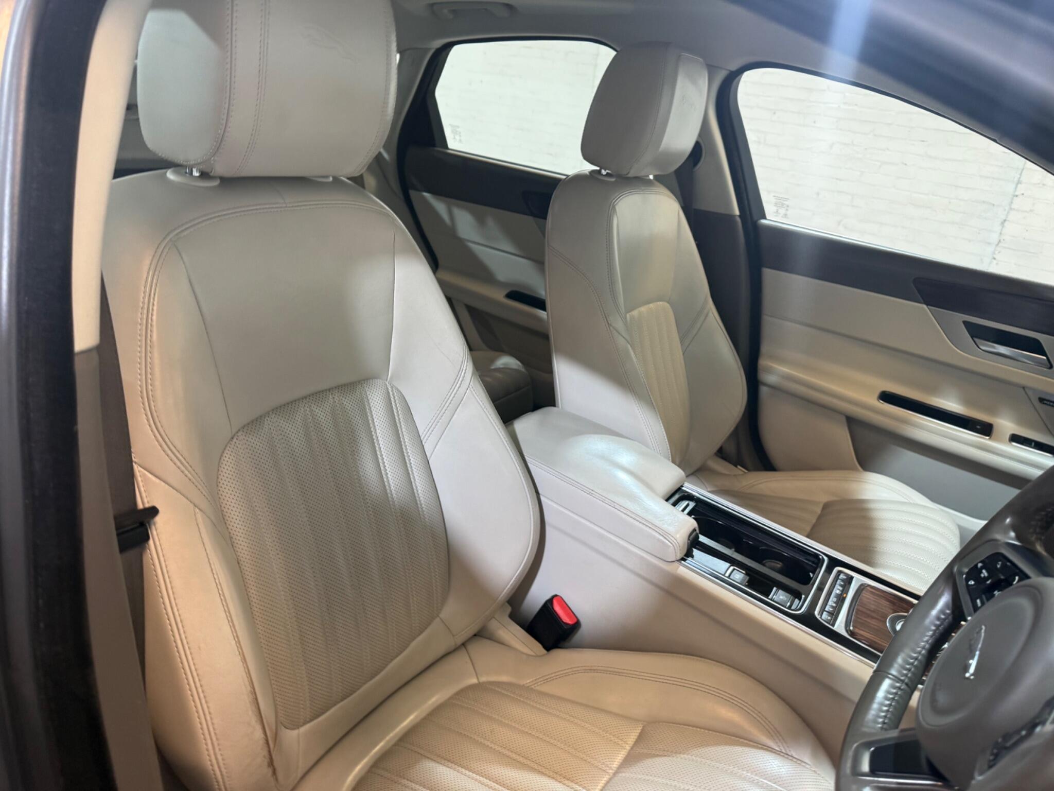 Jaguar XF view 19