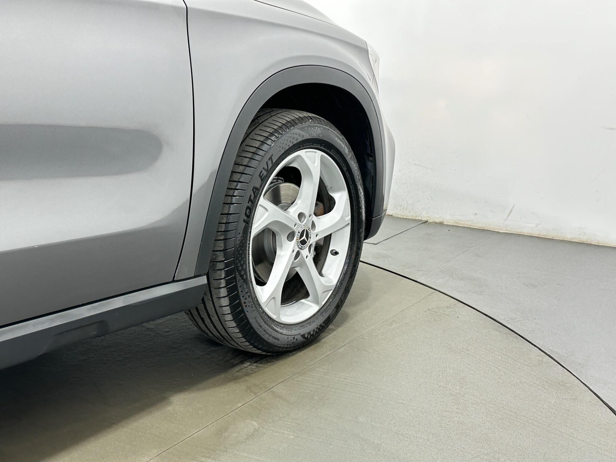 Mercedes-Benz Gla view 52